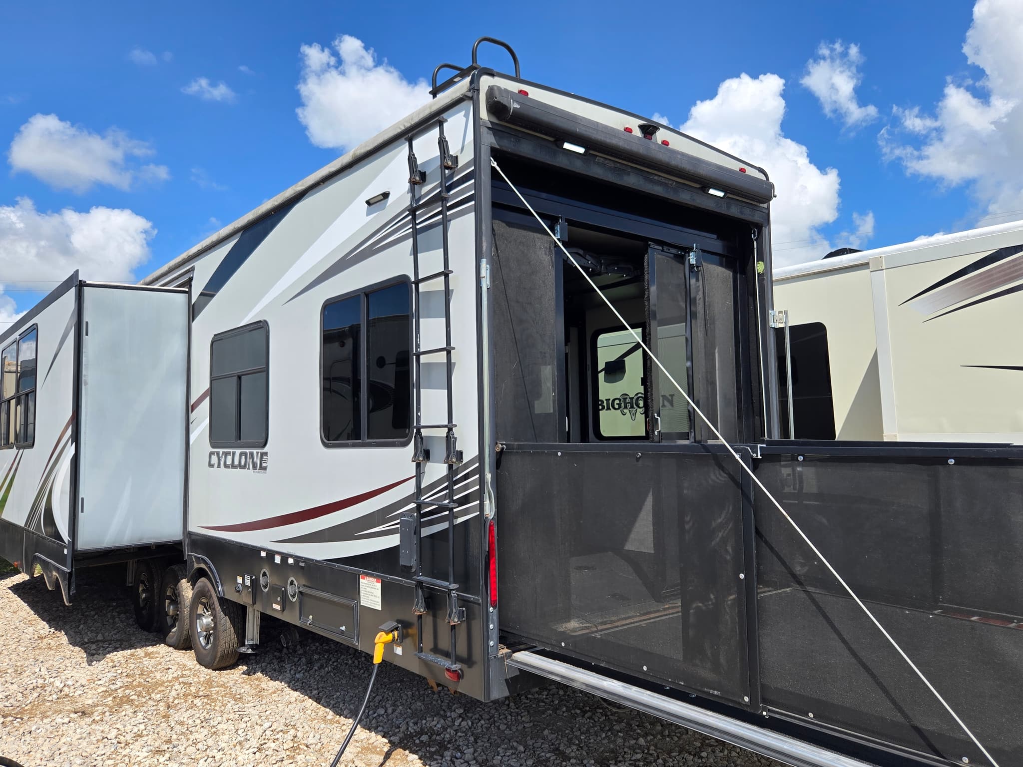 2018 Heartland Cyclone 4270 — photo 4 of 17
