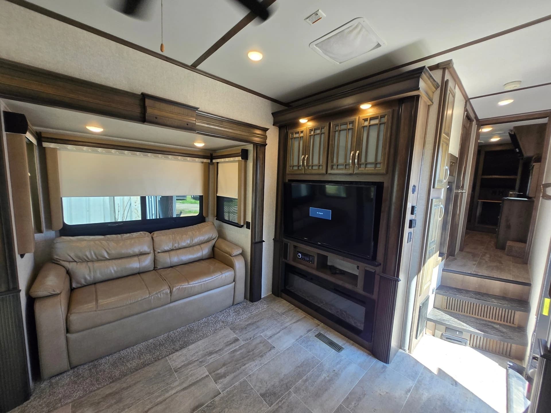 2019 Keystone Montana 3701LK — photo 4 of 14