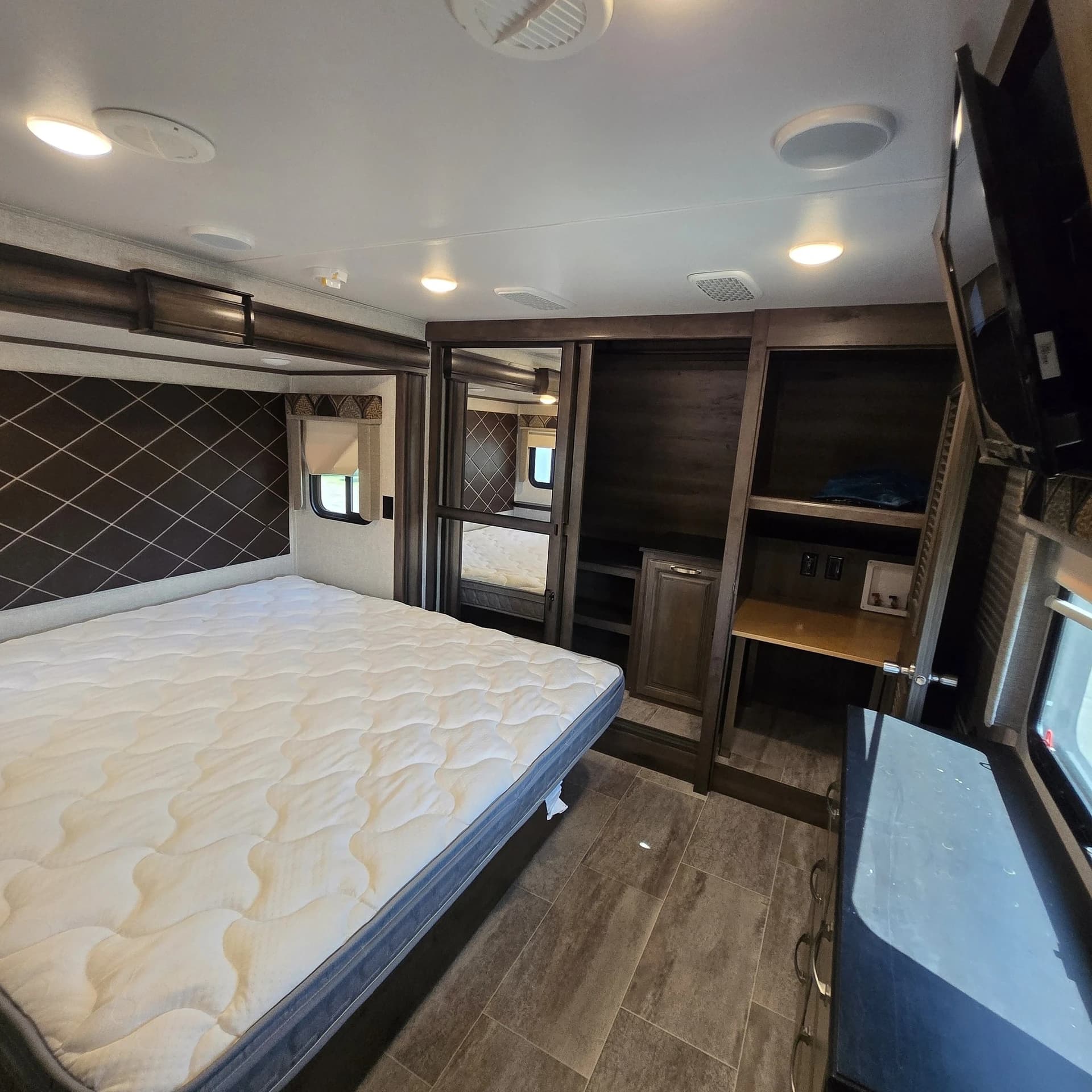2019 Keystone Montana 3701LK — photo 10 of 14