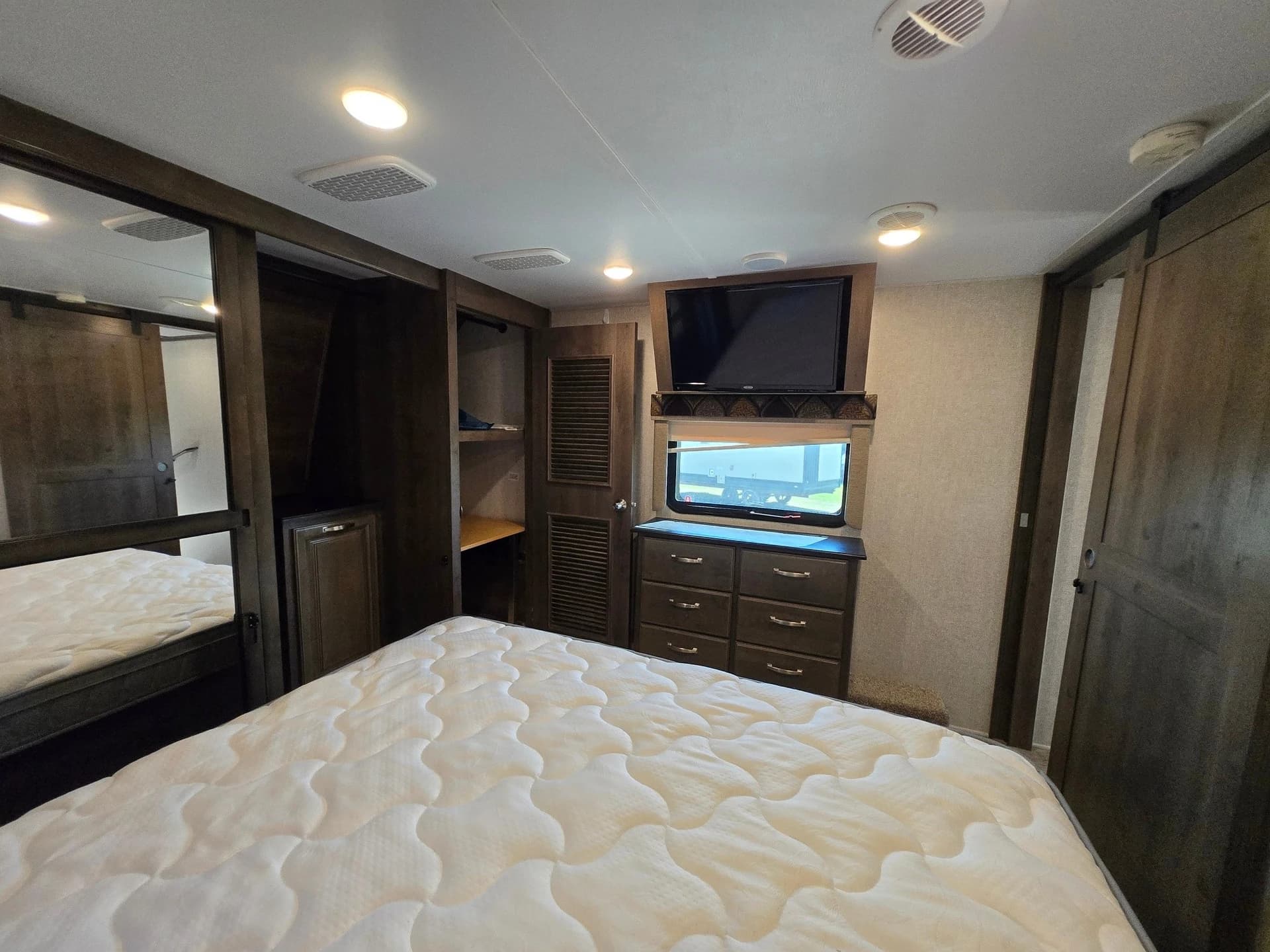 2019 Keystone Montana 3701LK — photo 11 of 14