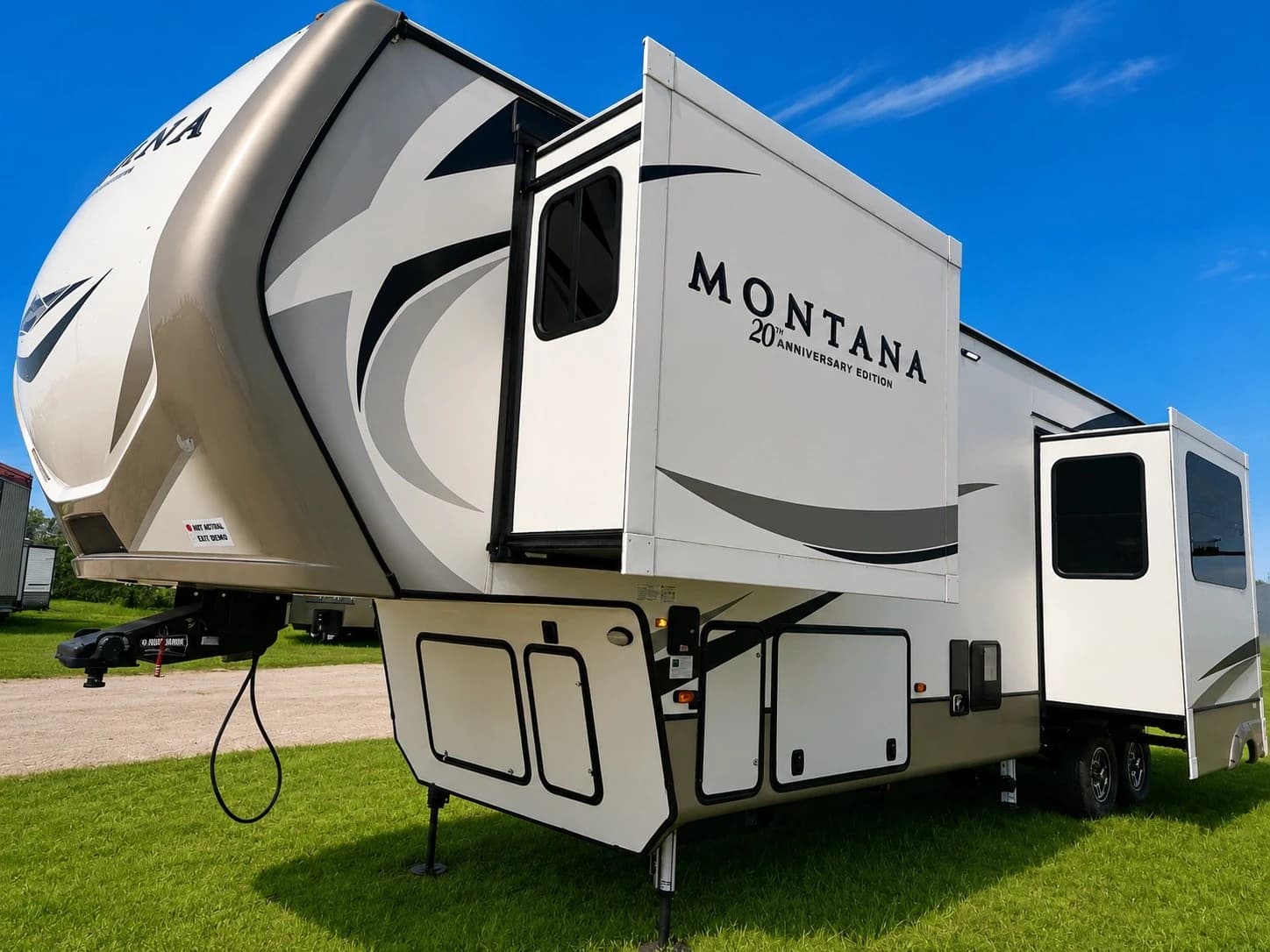 2019 Keystone Montana 3701LK — photo 3 of 18