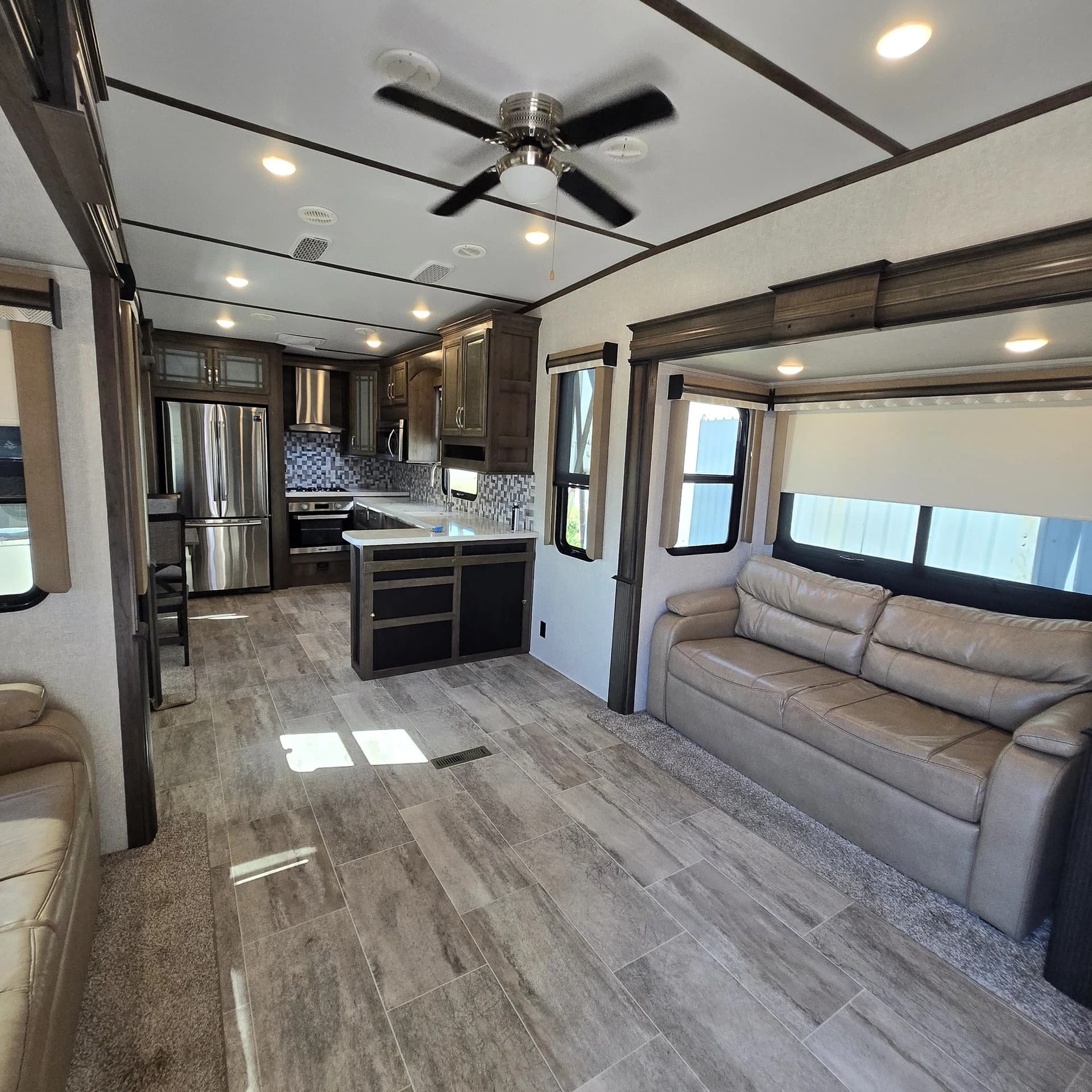 2019 Keystone Montana 3701LK — photo 5 of 14