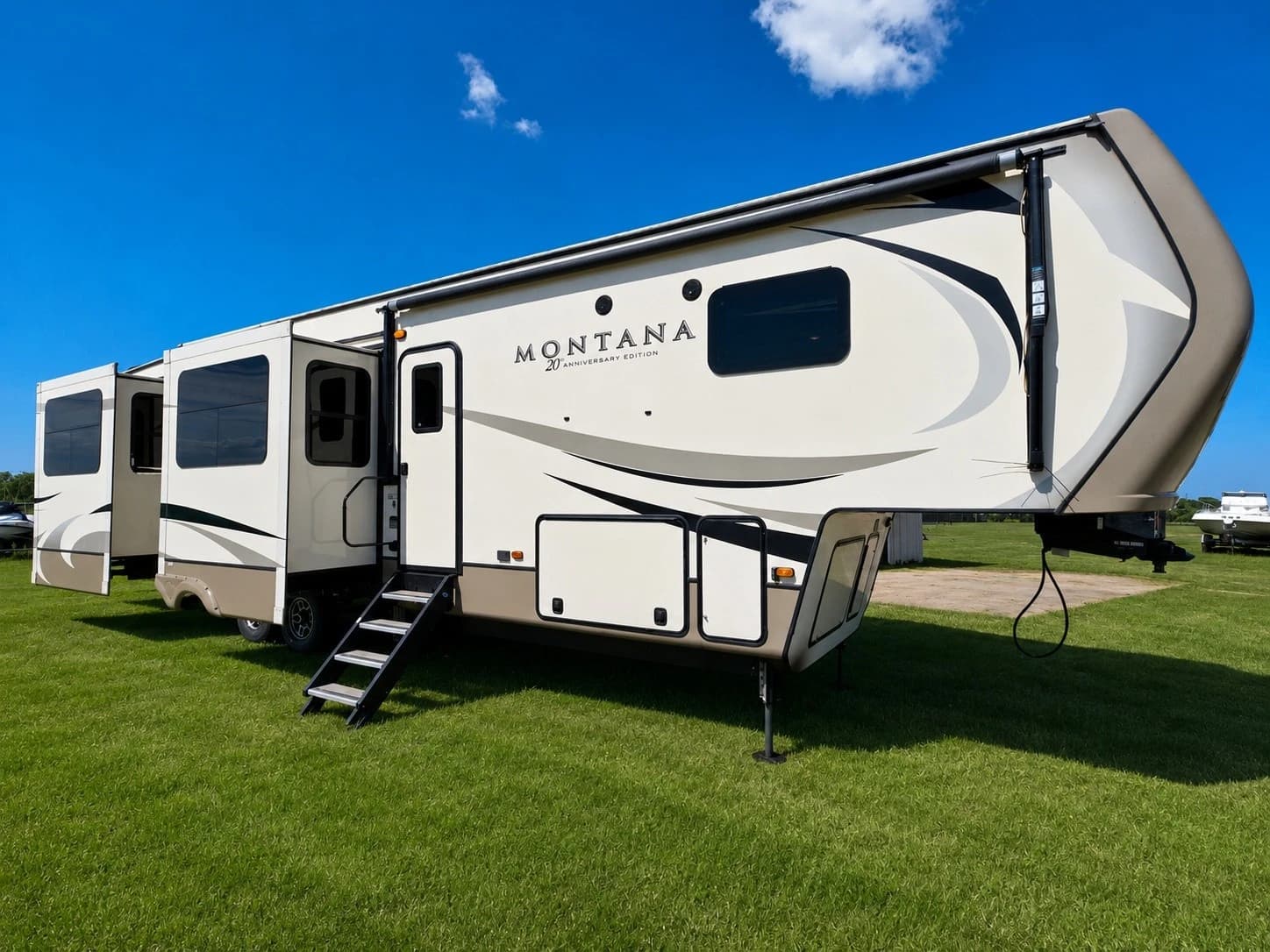 2019 Keystone Montana 3701LK — photo 1 of 18