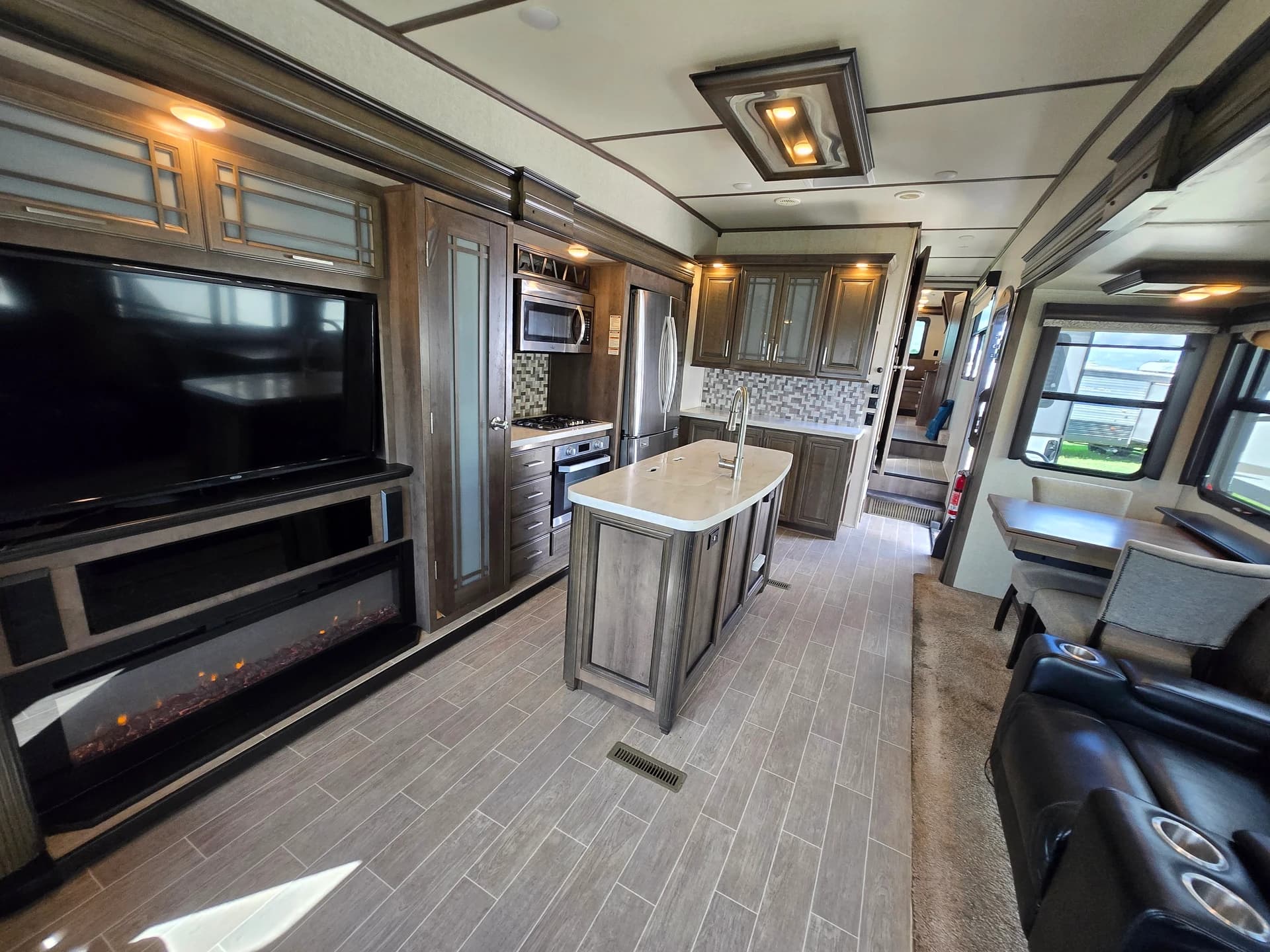 2020 Keystone Montana 3811MS — photo 7 of 17