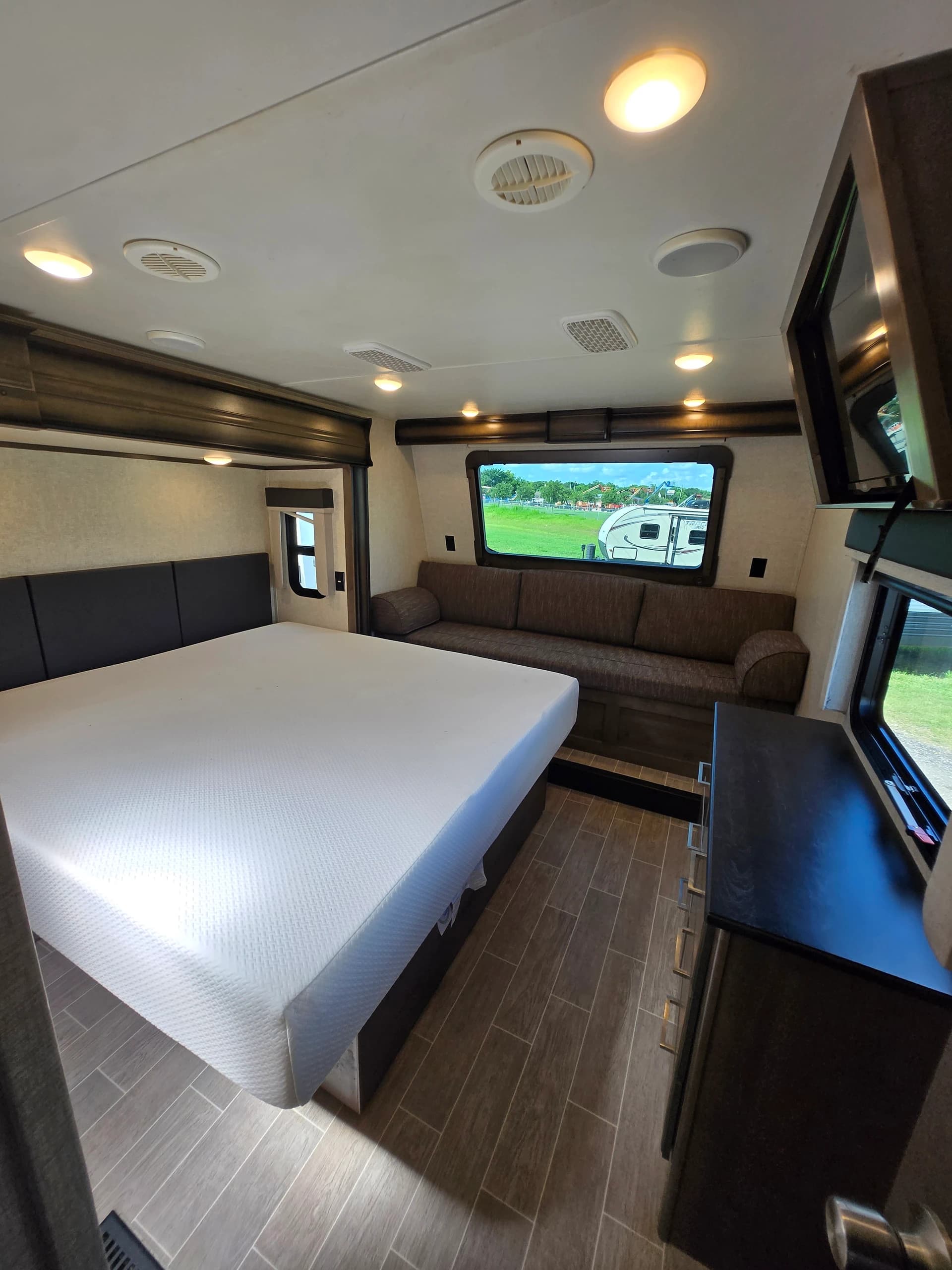 2020 Keystone Montana 3811MS — photo 9 of 17