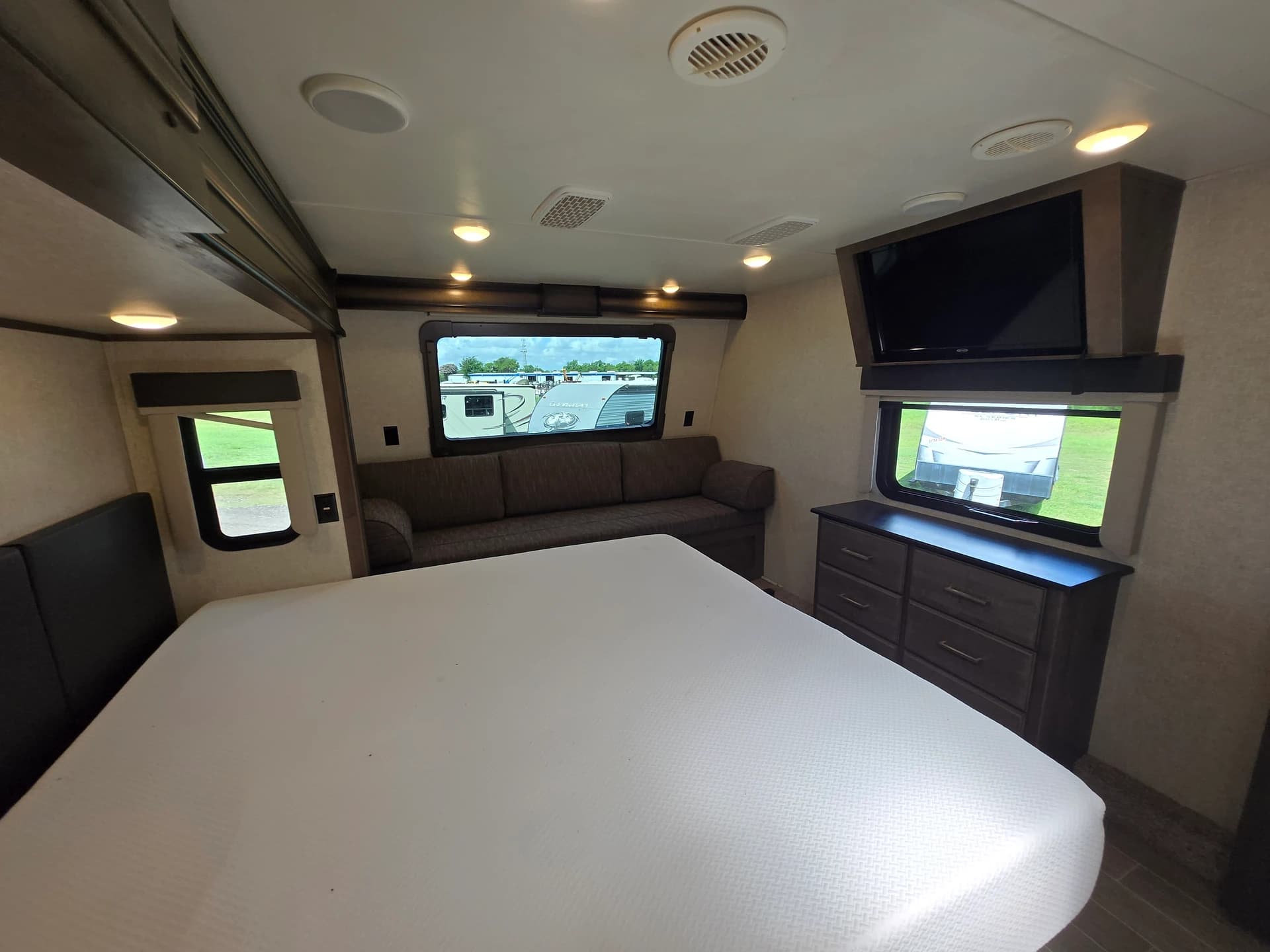 2020 Keystone Montana 3811MS — photo 10 of 17