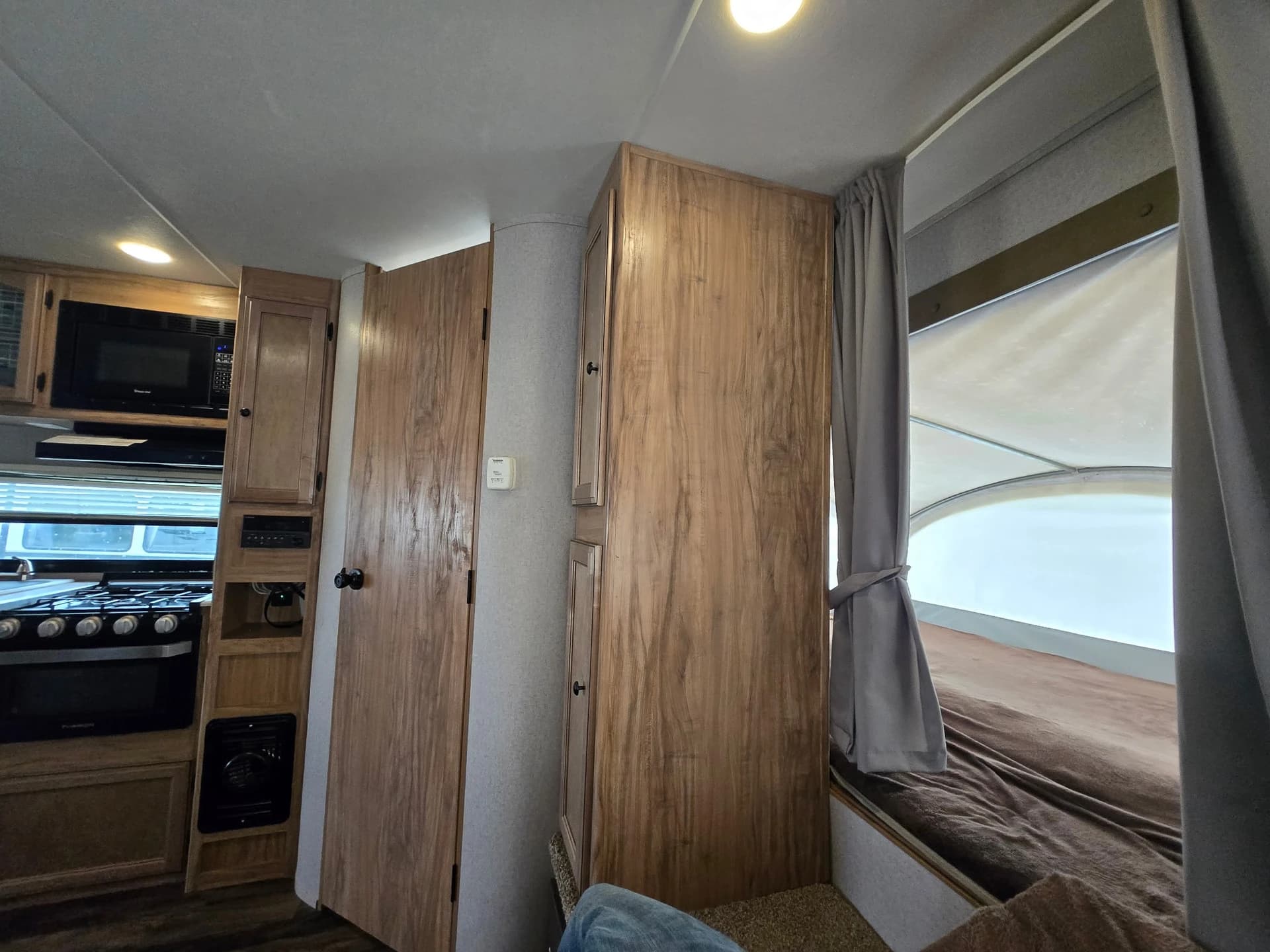 2018 Coachmen Freedom Express 23TQX — photo 11 of 15