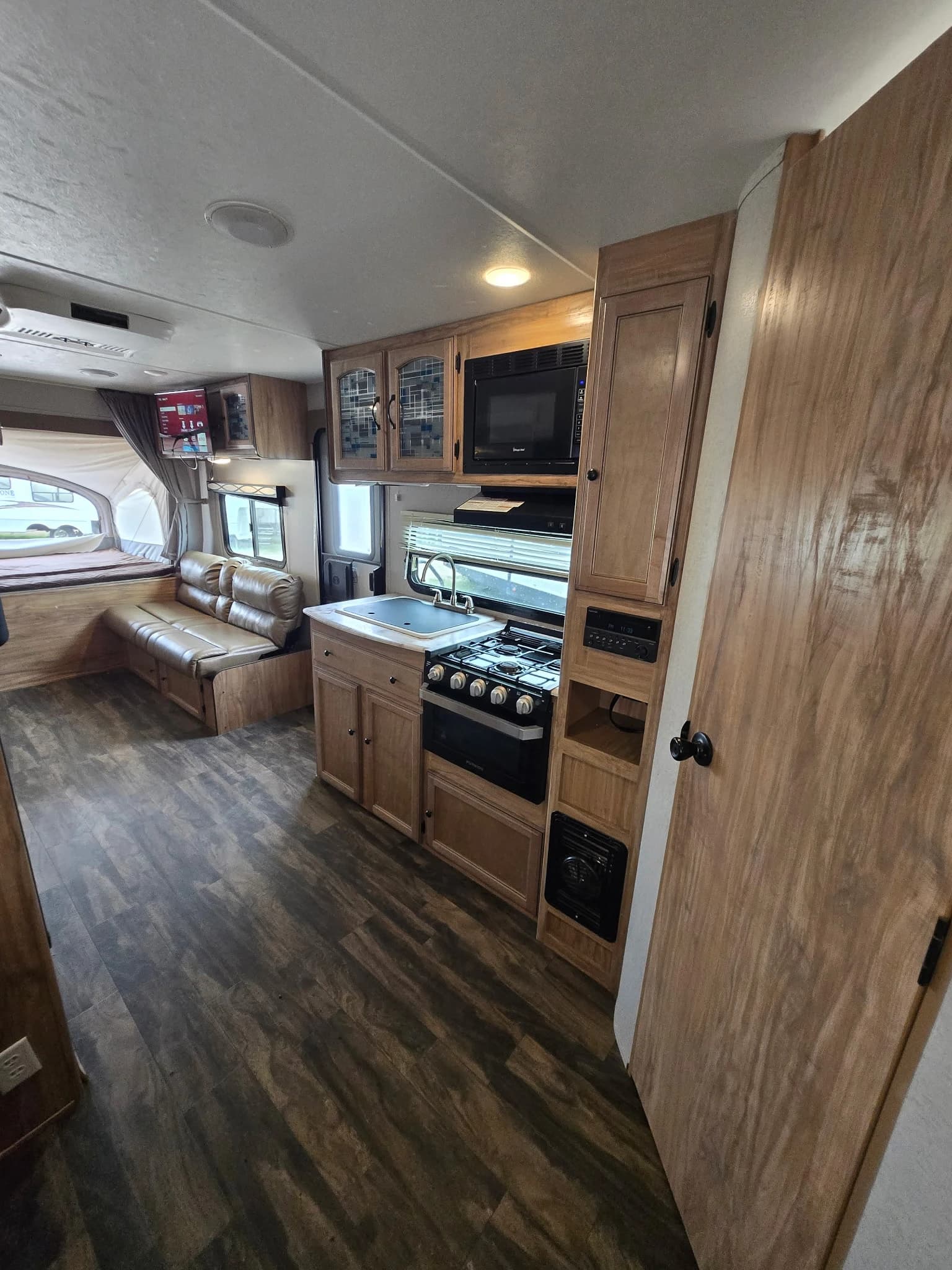 2018 Coachmen Freedom Express 23TQX — photo 10 of 15