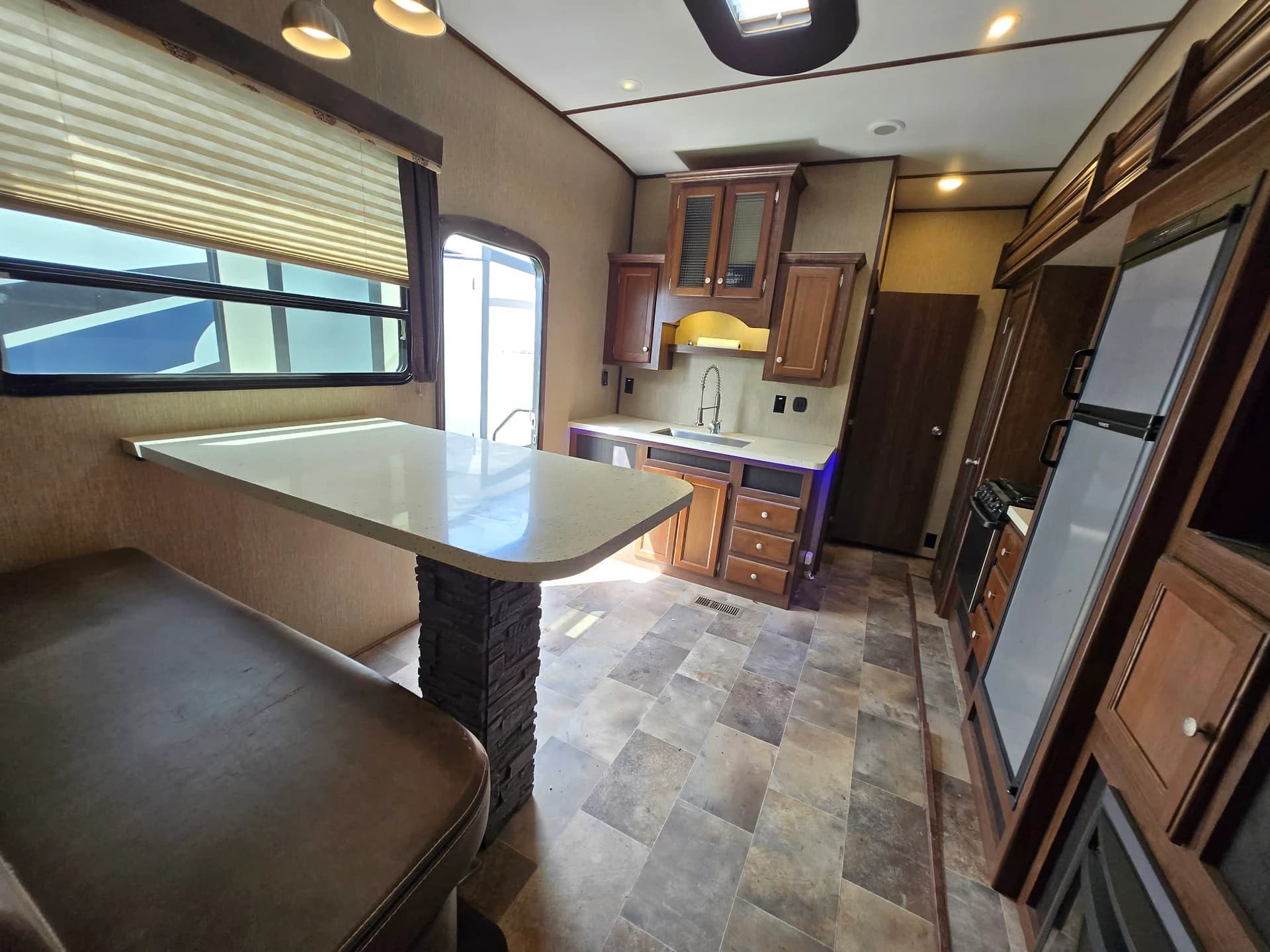 2018 Keystone Sprinter 359FWMPR — photo 4 of 15