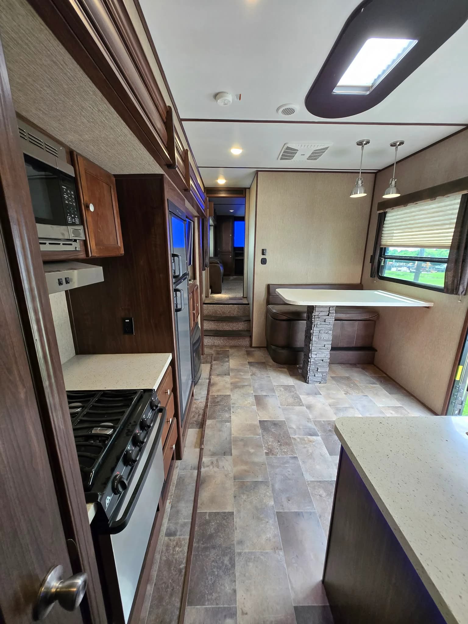 2018 Keystone Sprinter 359FWMPR — photo 6 of 15