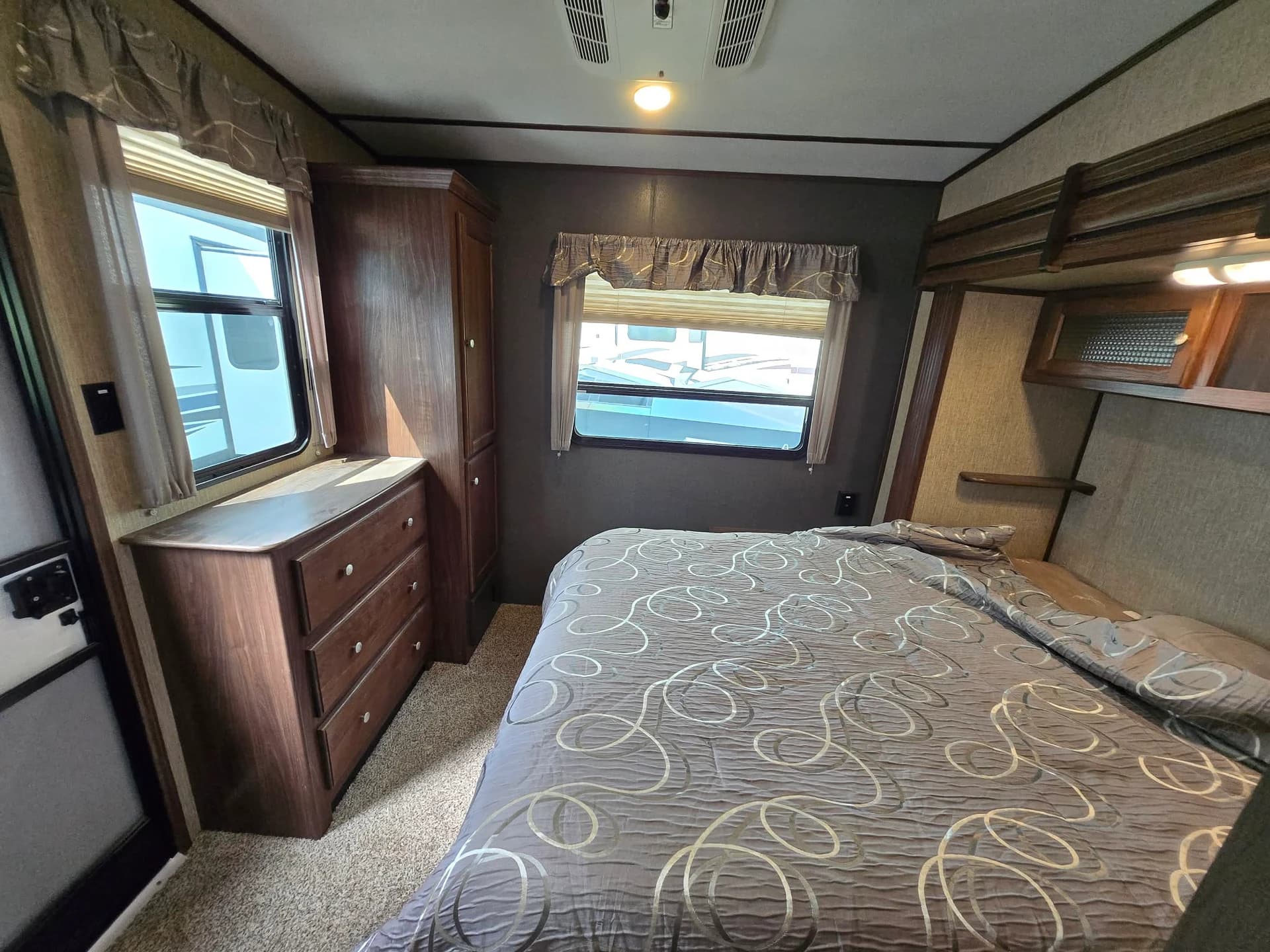 2018 Keystone Sprinter 359FWMPR — photo 9 of 15