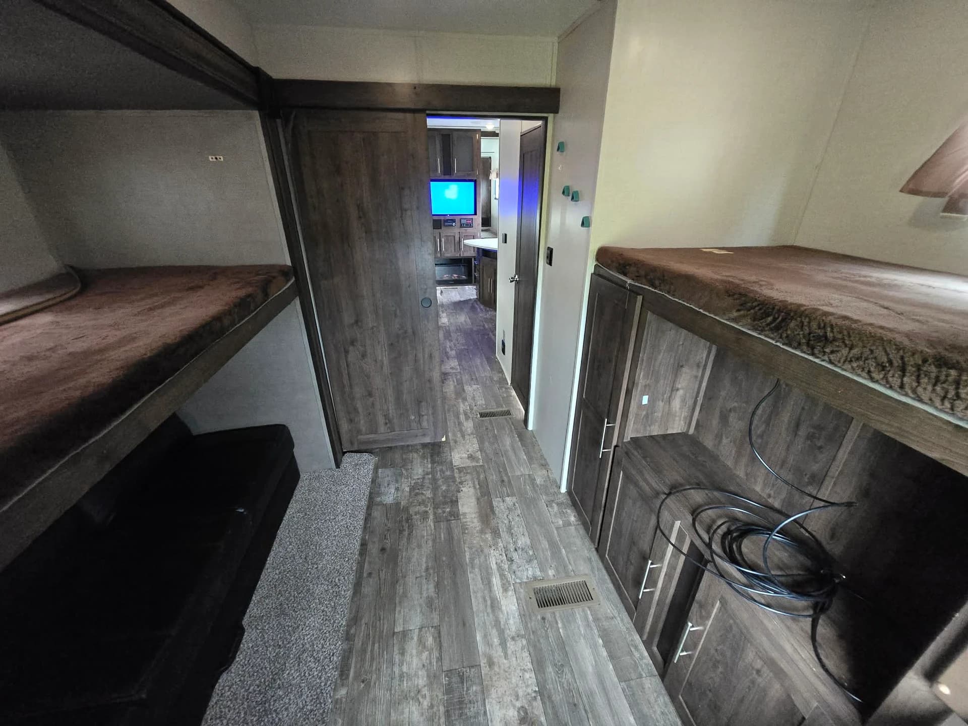 2018 Keystone Volante 310BH — photo 16 of 18