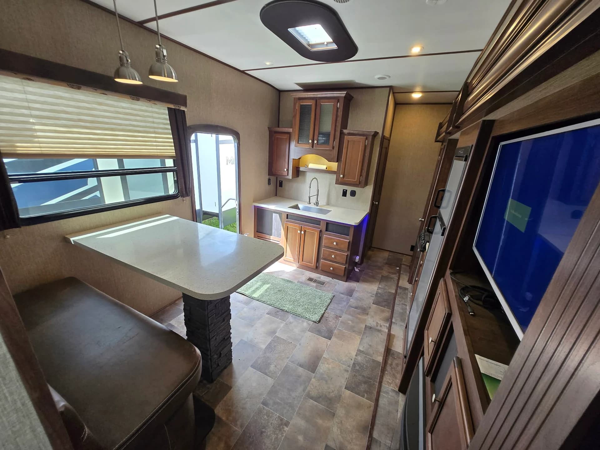 2018 Keystone Sprinter 359FWMPR — photo 5 of 15