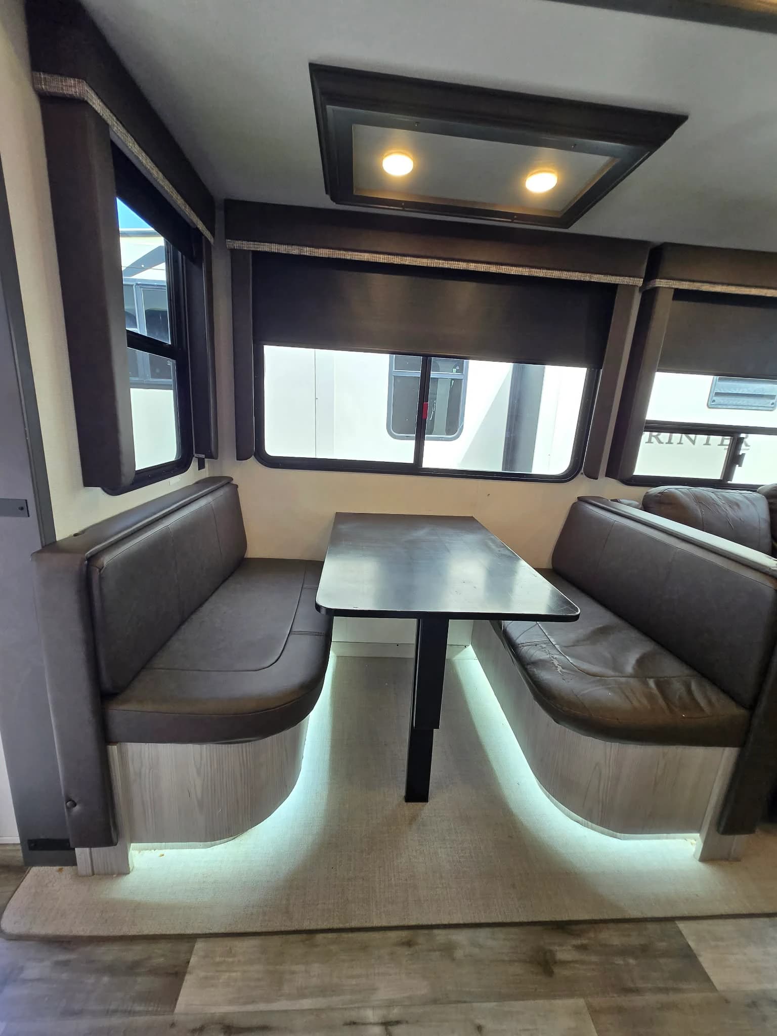 2020 Keystone Montana 335BH — photo 8 of 16