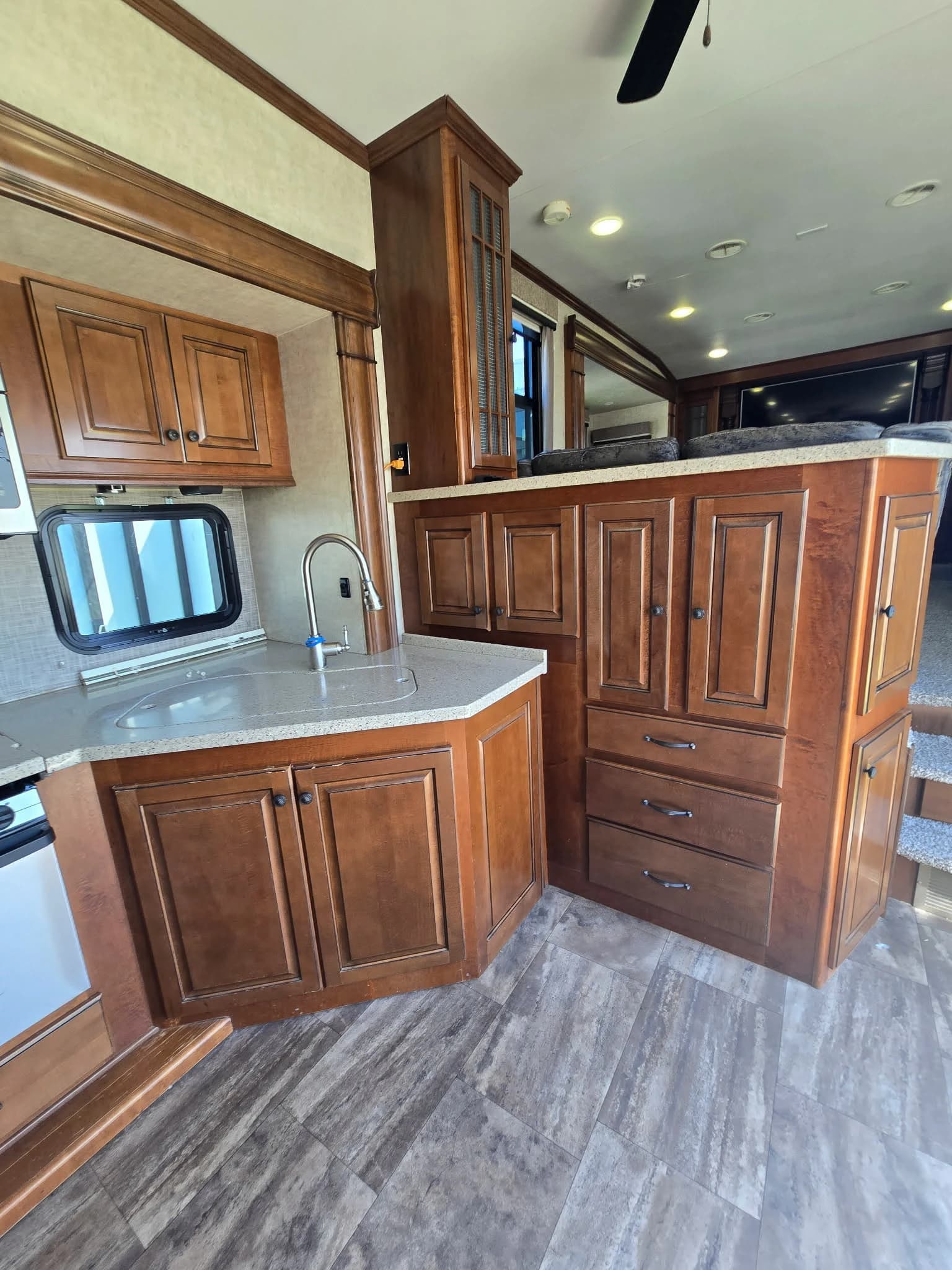 2015 Heartland BIGHORN 3750 — photo 3 of 16