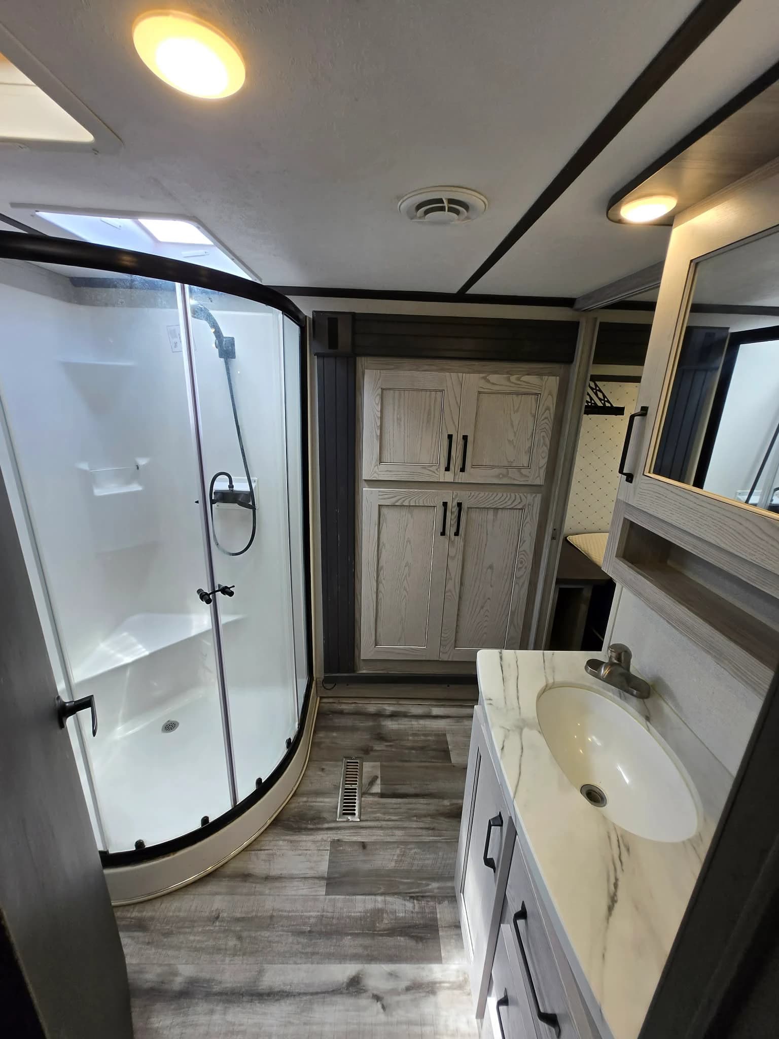 2020 Keystone Montana 335BH — photo 13 of 16