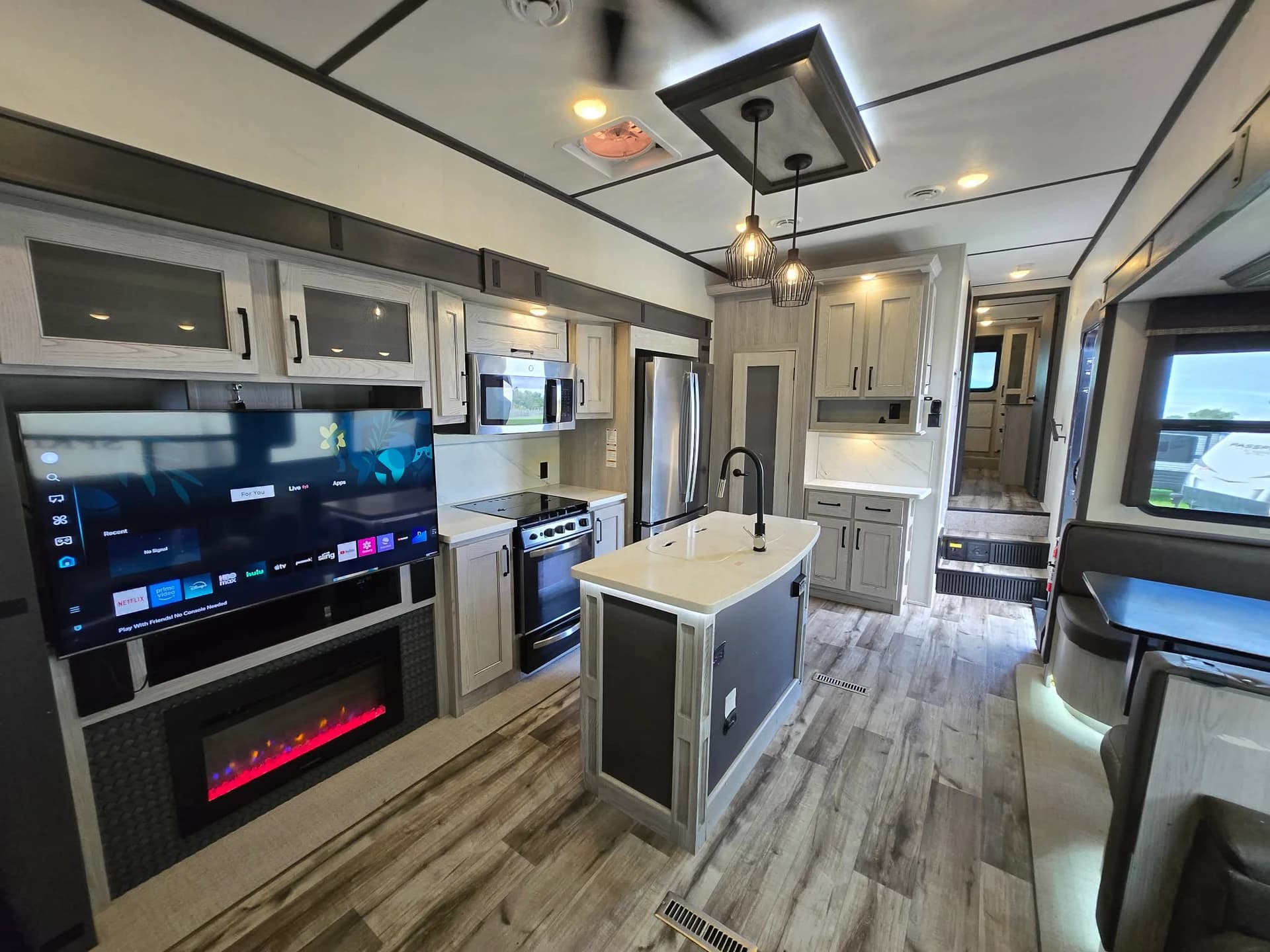 2020 Keystone Montana 335BH — photo 4 of 16