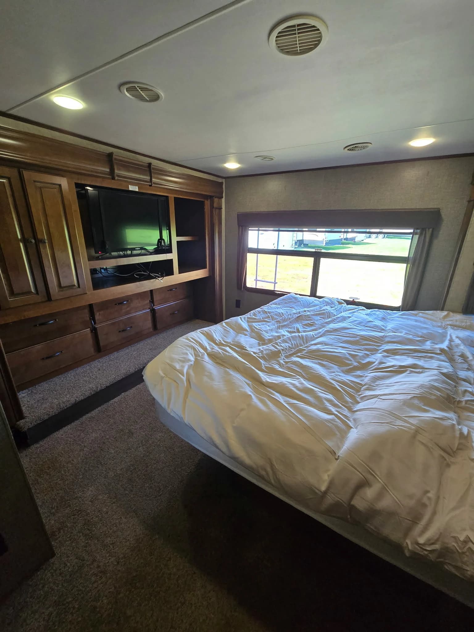 2015 Heartland BIGHORN 3750 — photo 12 of 16