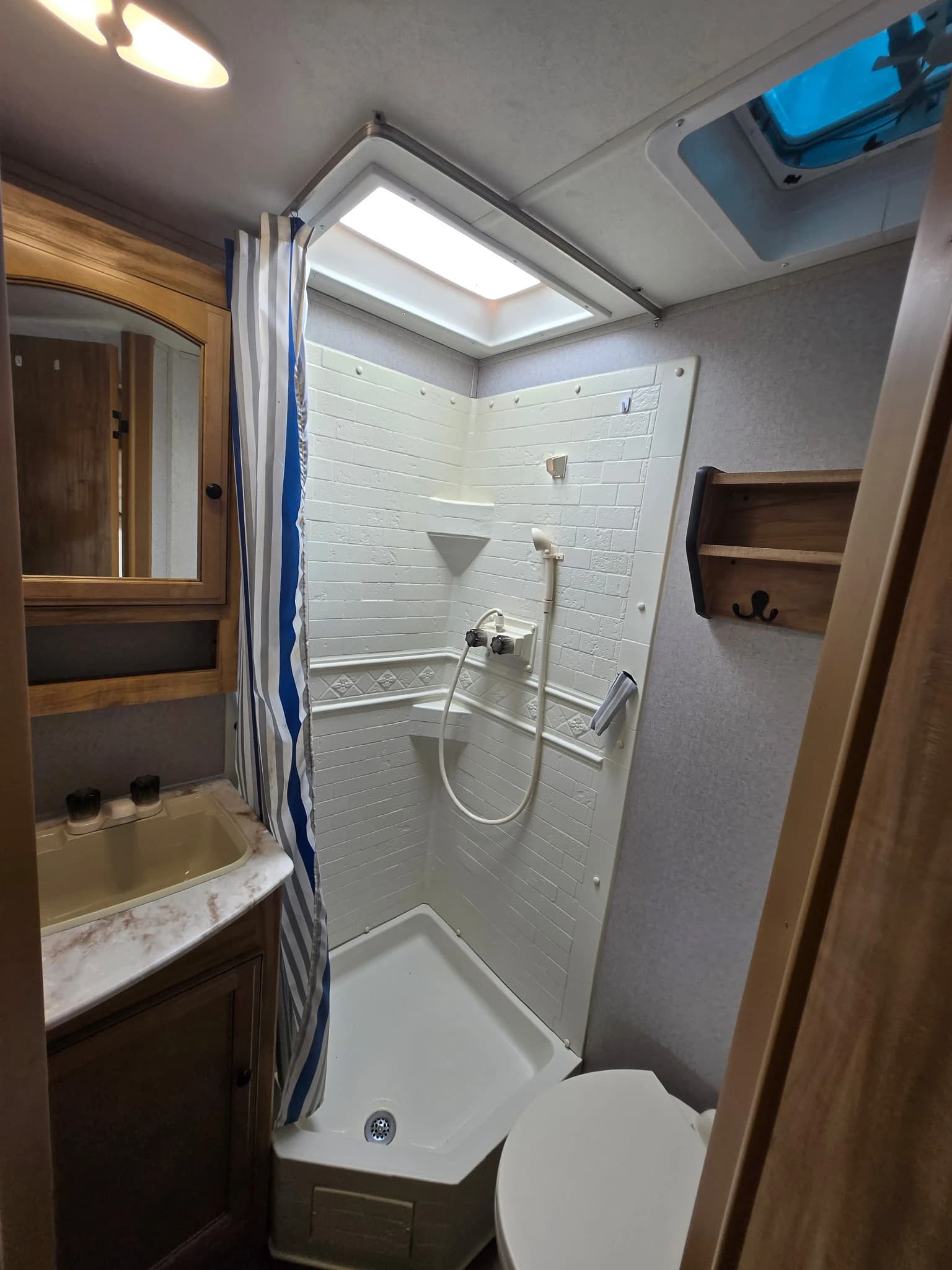2018 Coachmen Freedom Express 23TQX — photo 13 of 15