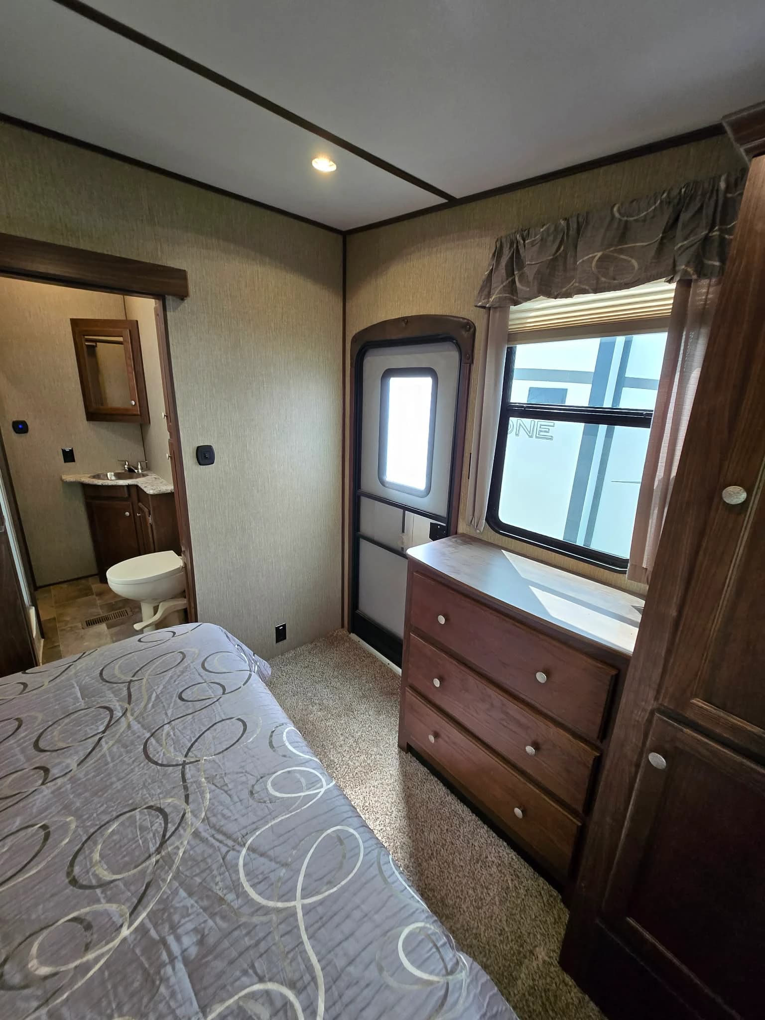 2018 Keystone Sprinter 359FWMPR — photo 10 of 15
