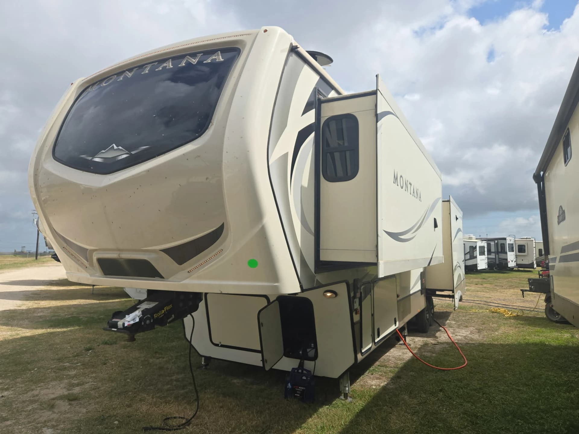 2018 Keystone Montana 3811MS — photo 3 of 16