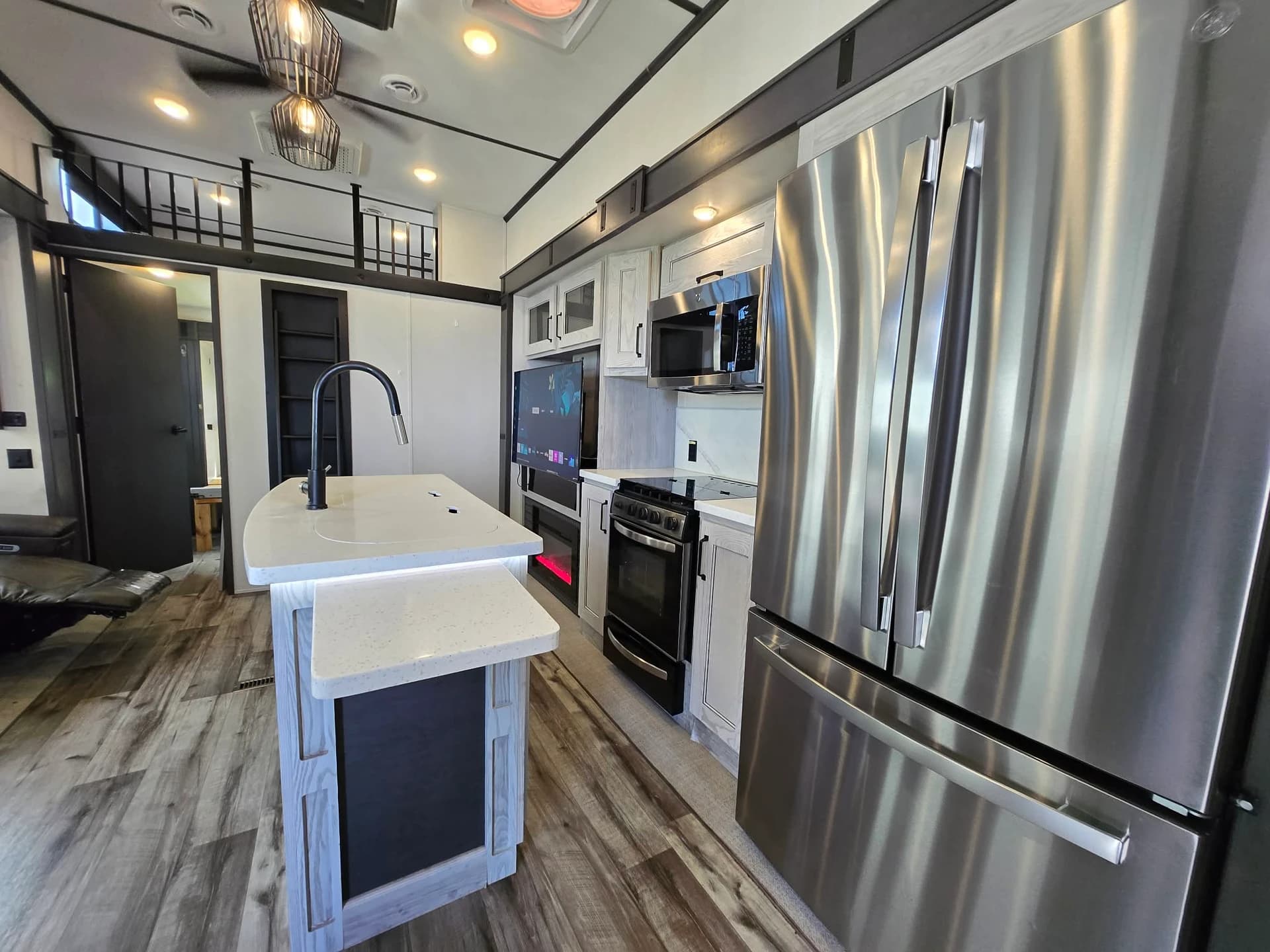 2020 Keystone Montana 335BH — photo 6 of 16