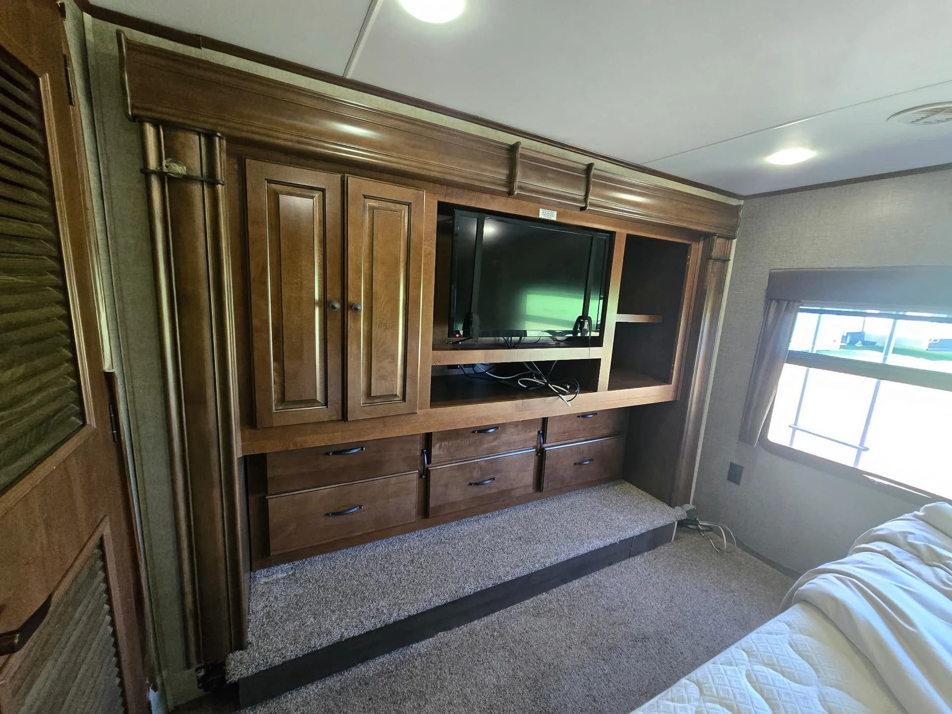 2015 Heartland BIGHORN 3750 — photo 9 of 16