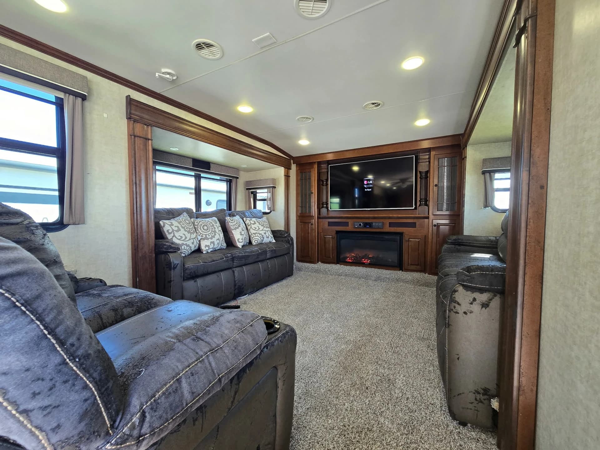 2015 Heartland BIGHORN 3750 — photo 6 of 16
