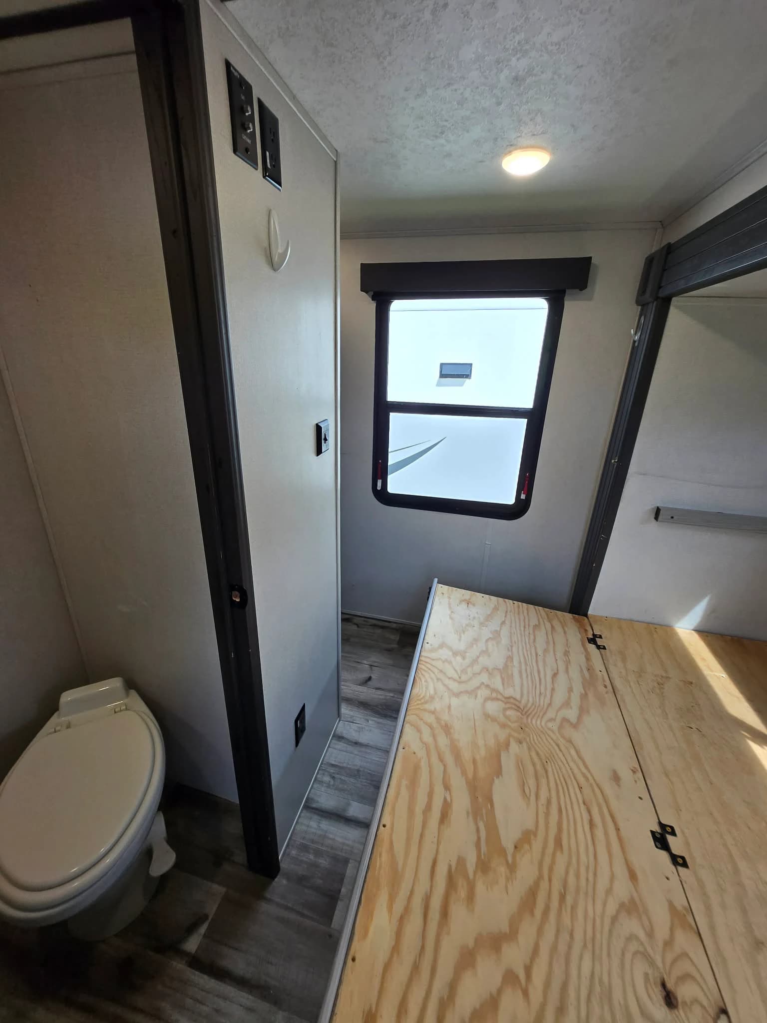 2020 Keystone Montana 335BH — photo 11 of 16