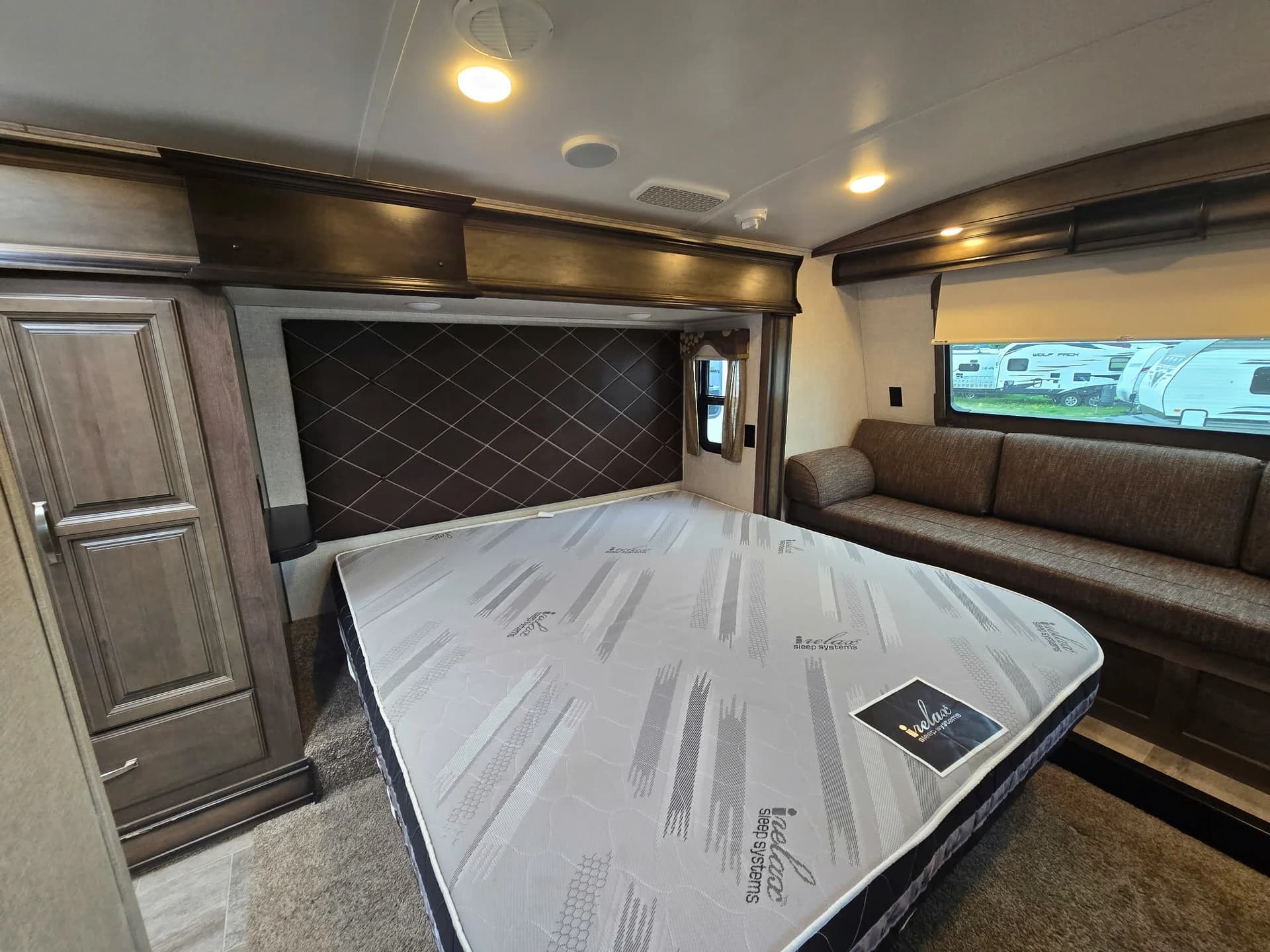 2018 Keystone Montana 3811MS — photo 14 of 16