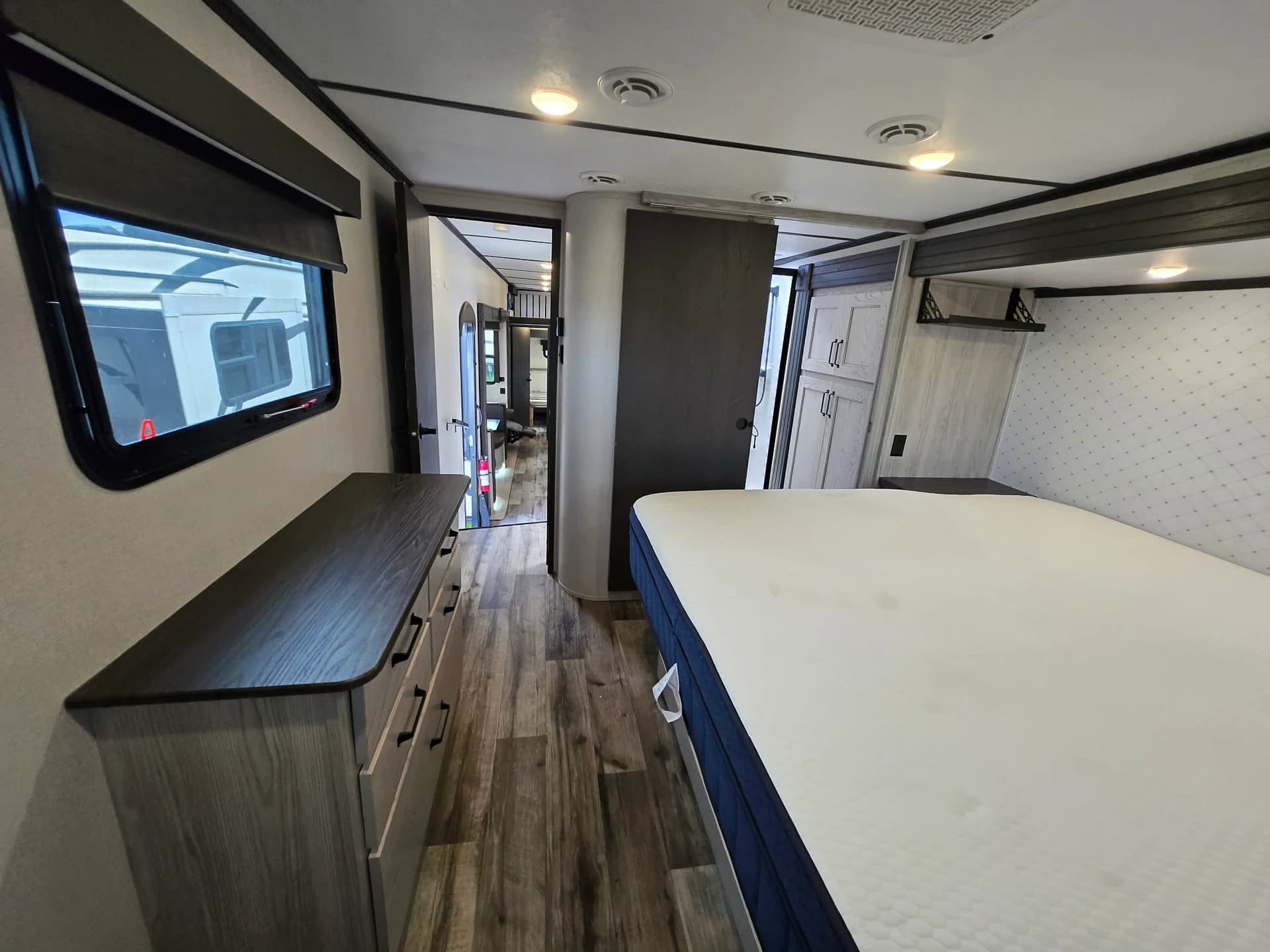 2020 Keystone Montana 335BH — photo 14 of 16