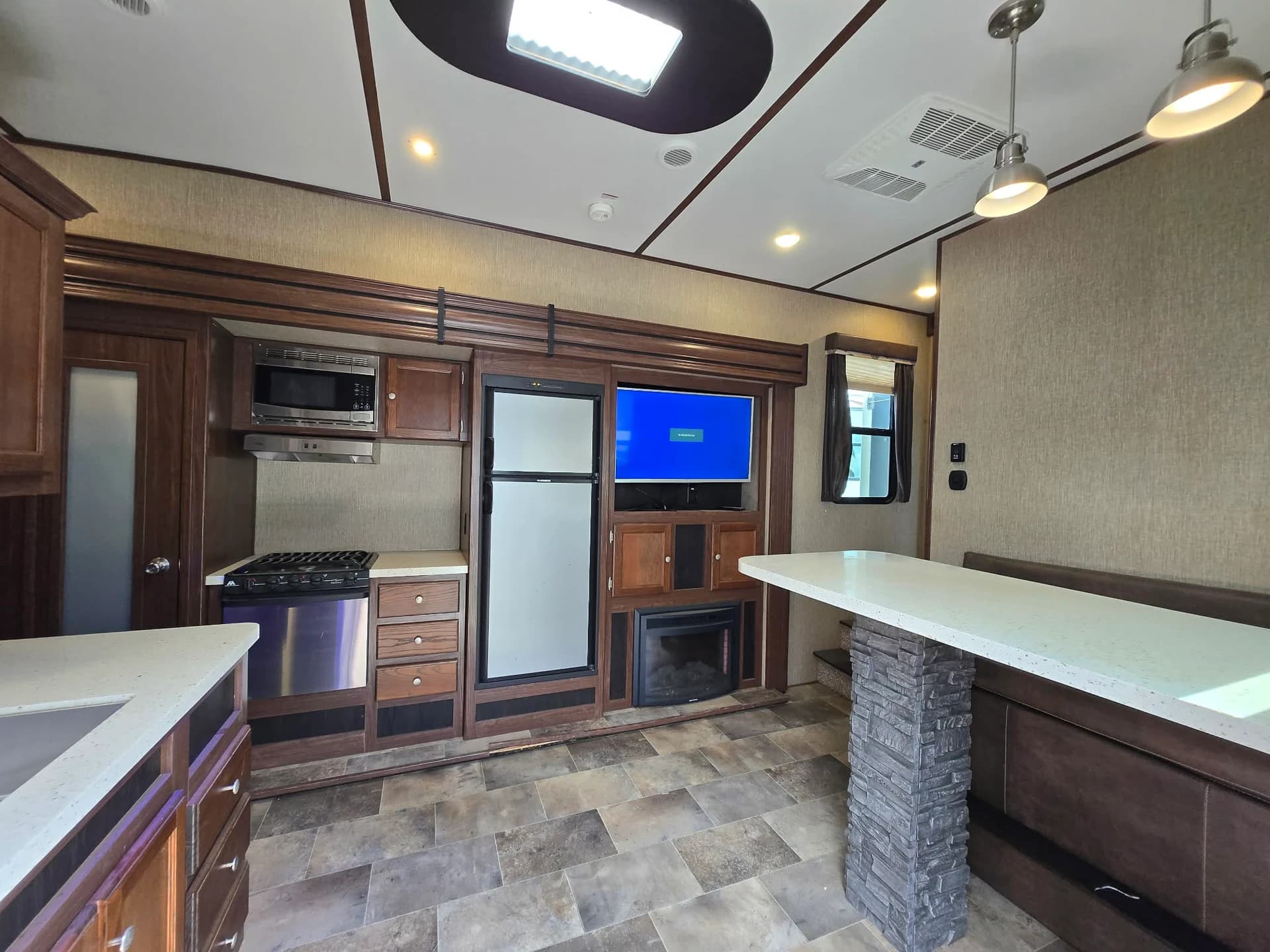 2018 Keystone Sprinter 359FWMPR — photo 8 of 15