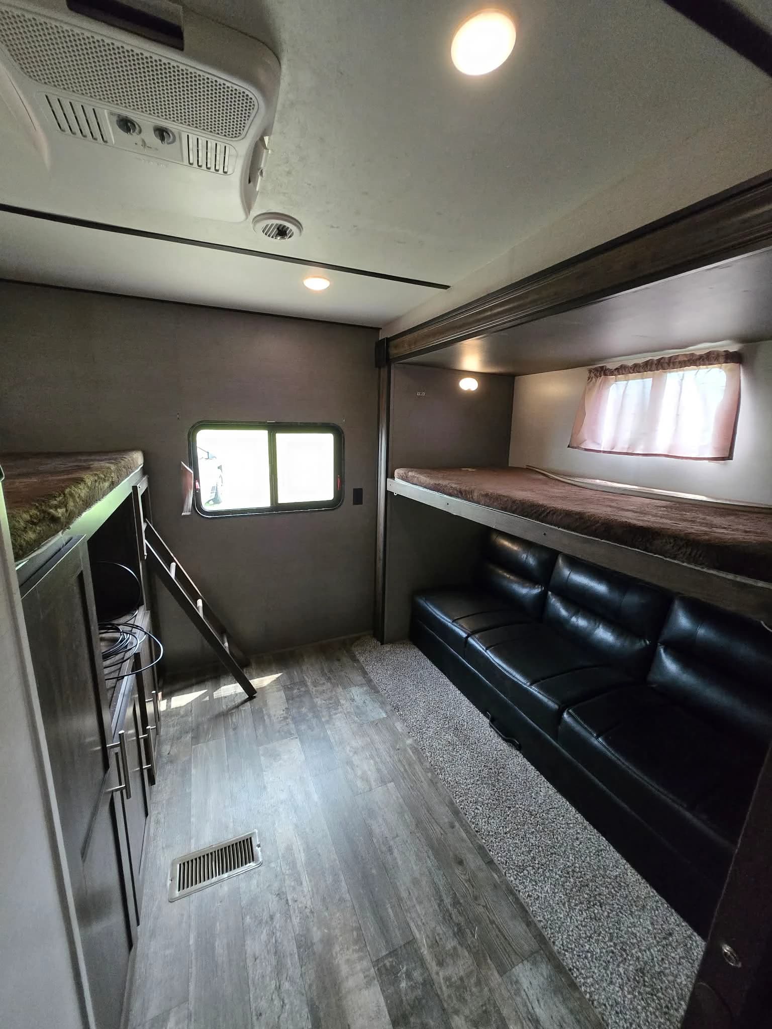 2018 Keystone Volante 310BH — photo 17 of 18