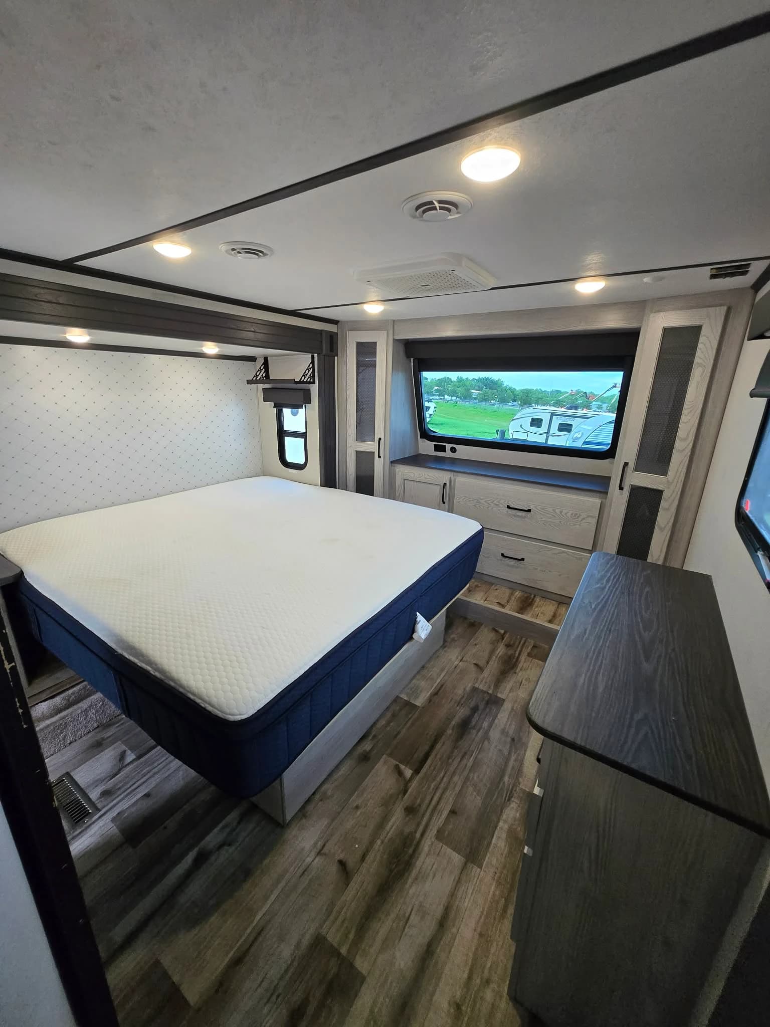 2020 Keystone Montana 335BH — photo 15 of 16