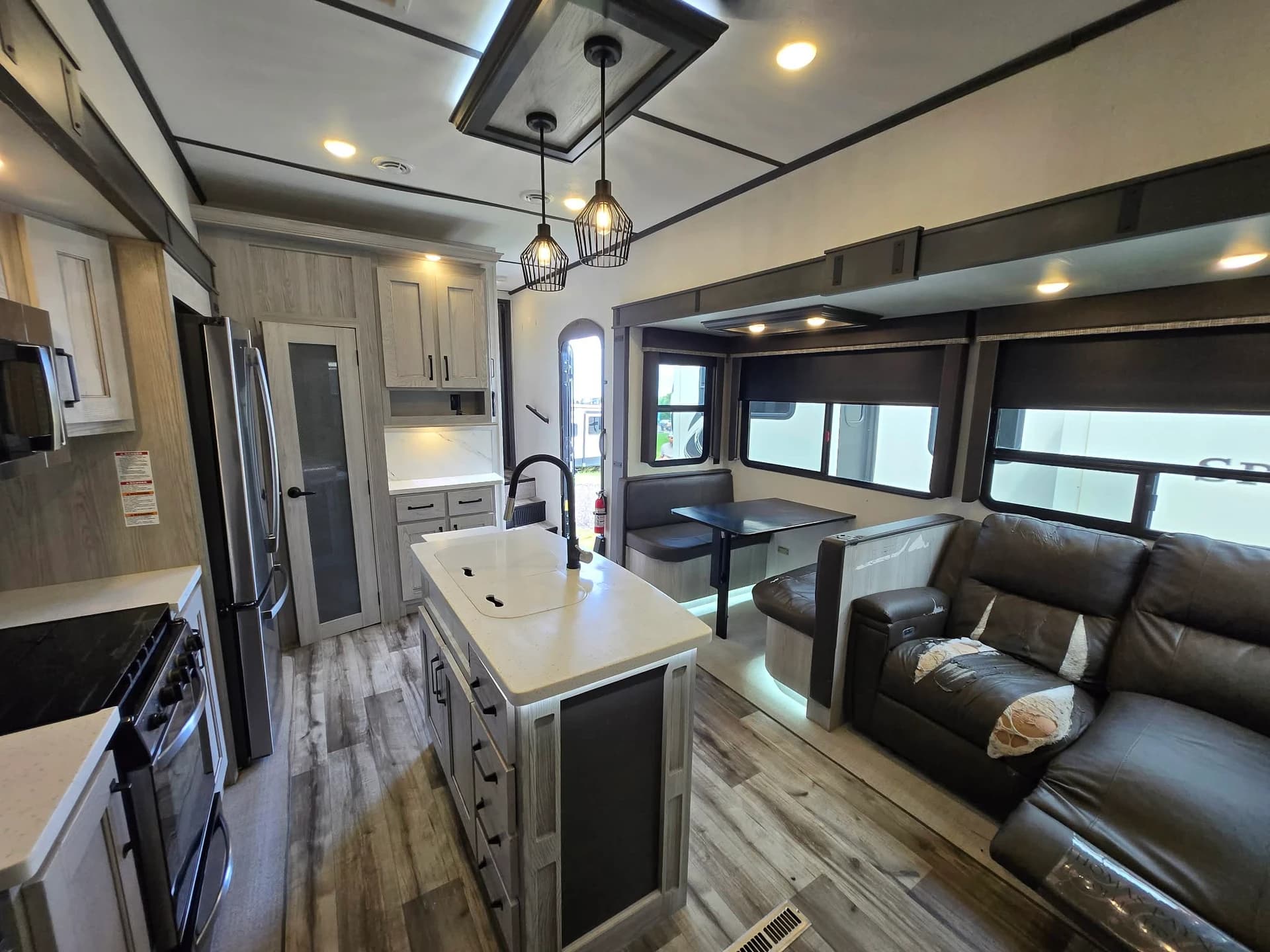 2020 Keystone Montana 335BH — photo 7 of 16