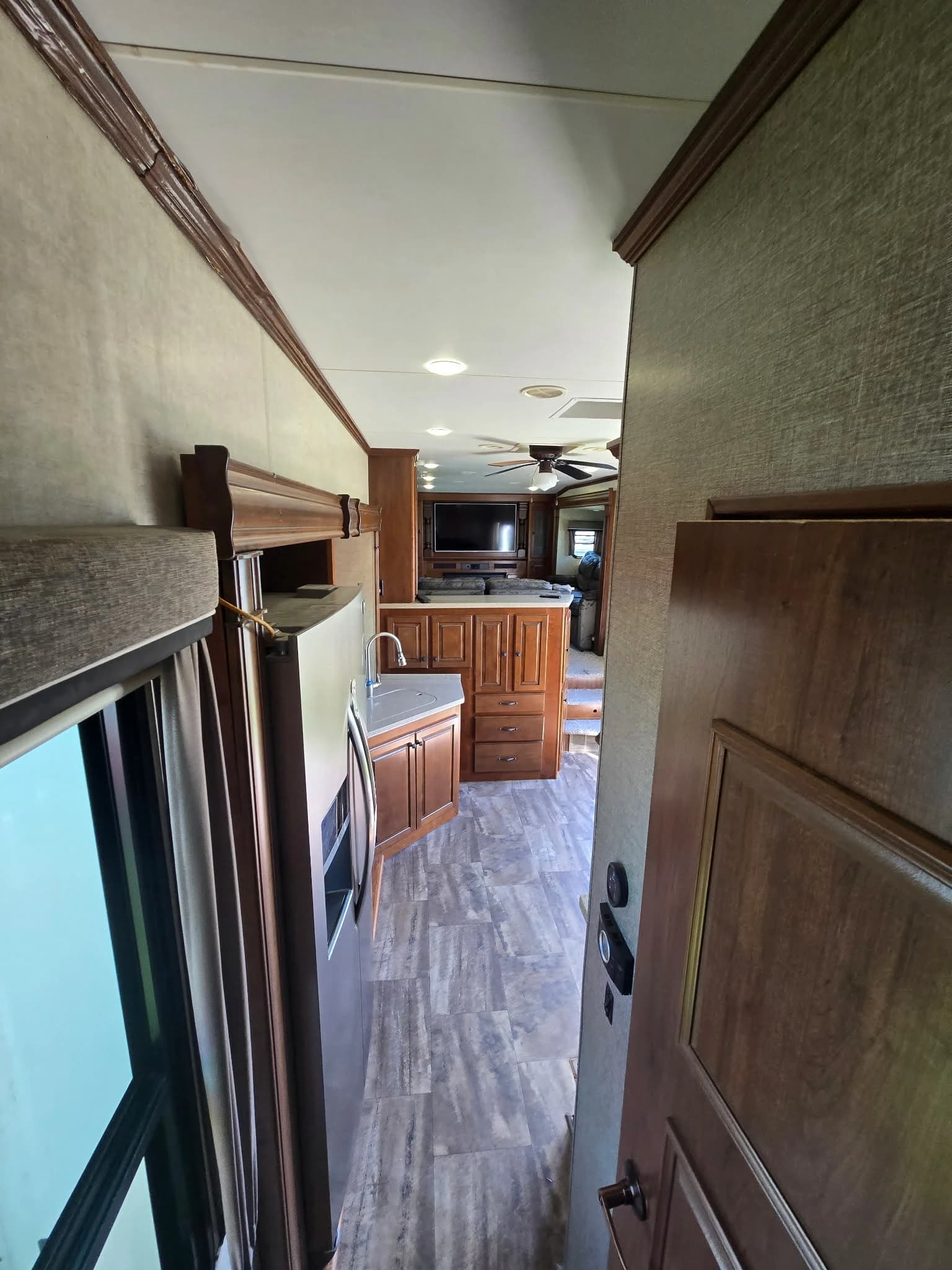 2015 Heartland BIGHORN 3750 — photo 5 of 16
