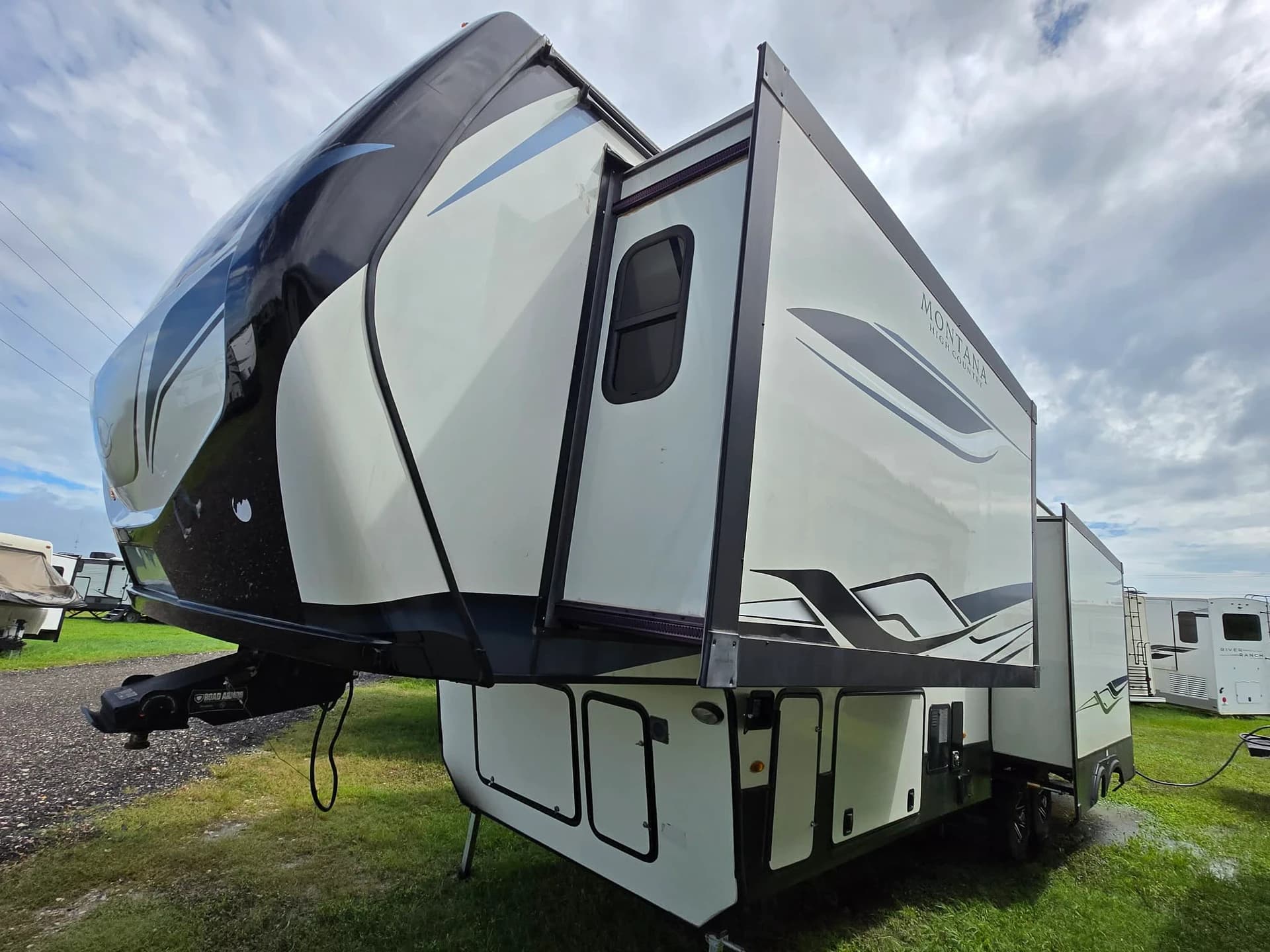 2020 Keystone Montana 335BH — photo 3 of 16