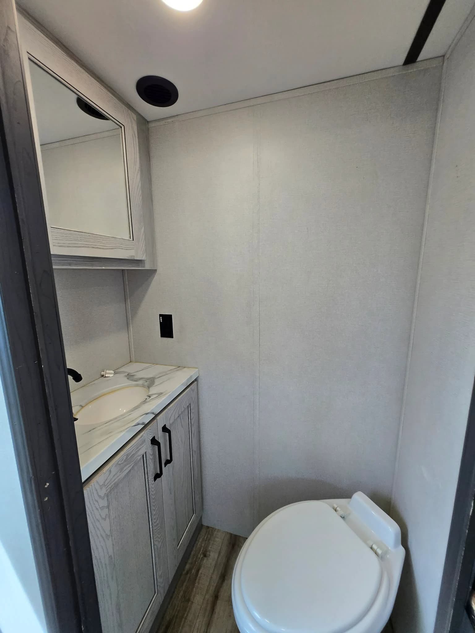 2020 Keystone Montana 335BH — photo 12 of 16