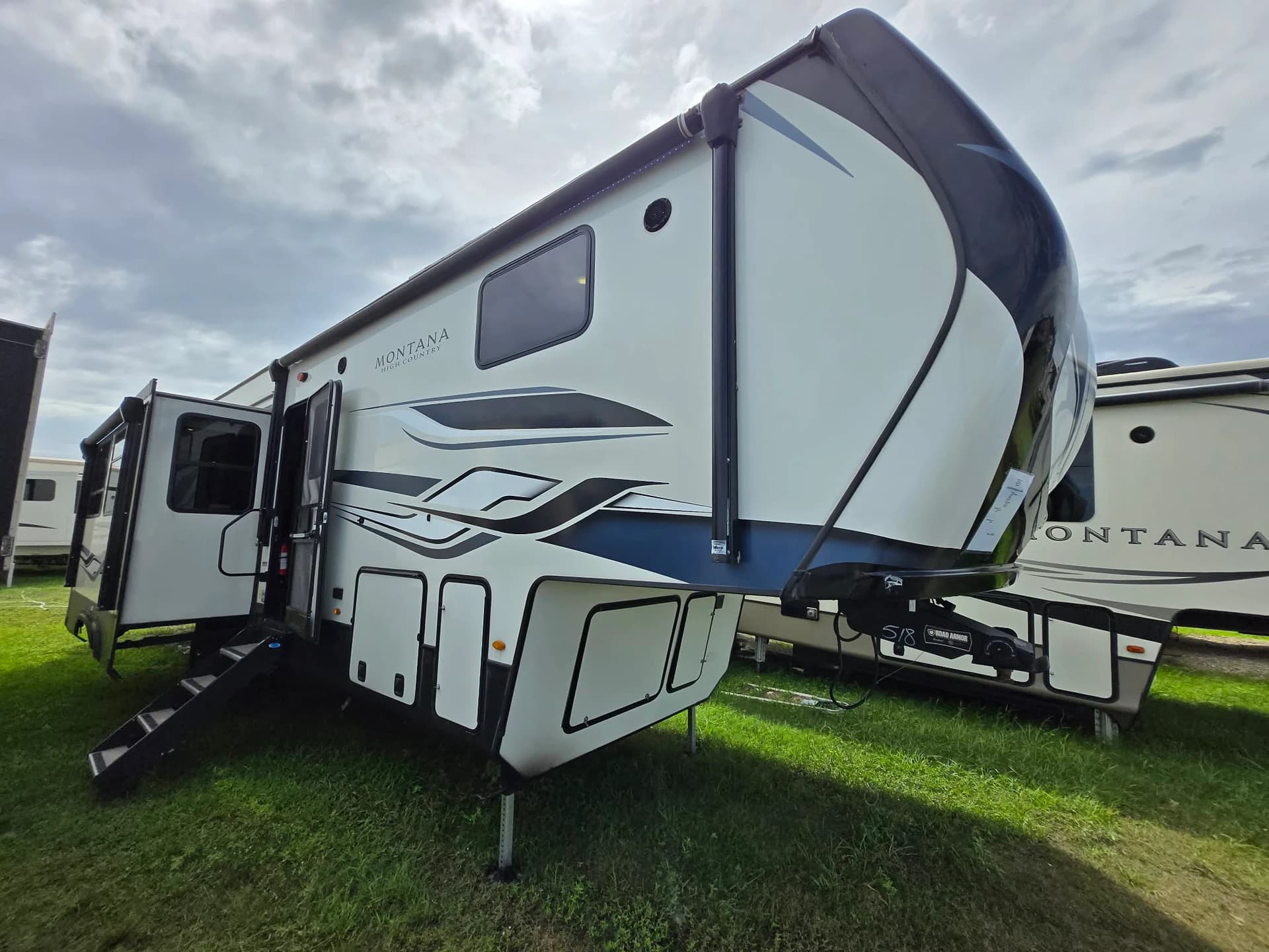 2020 Keystone Montana 335BH — photo 1 of 16