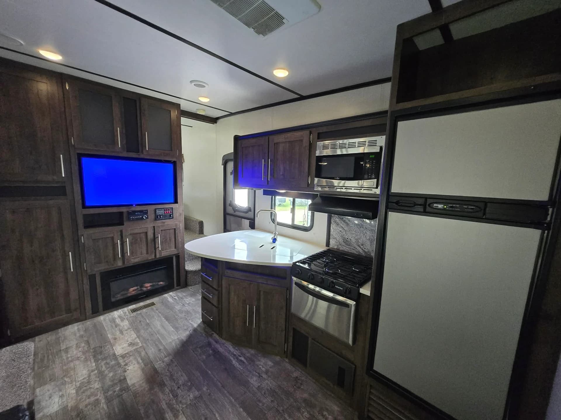 2018 Keystone Volante 310BH — photo 7 of 18