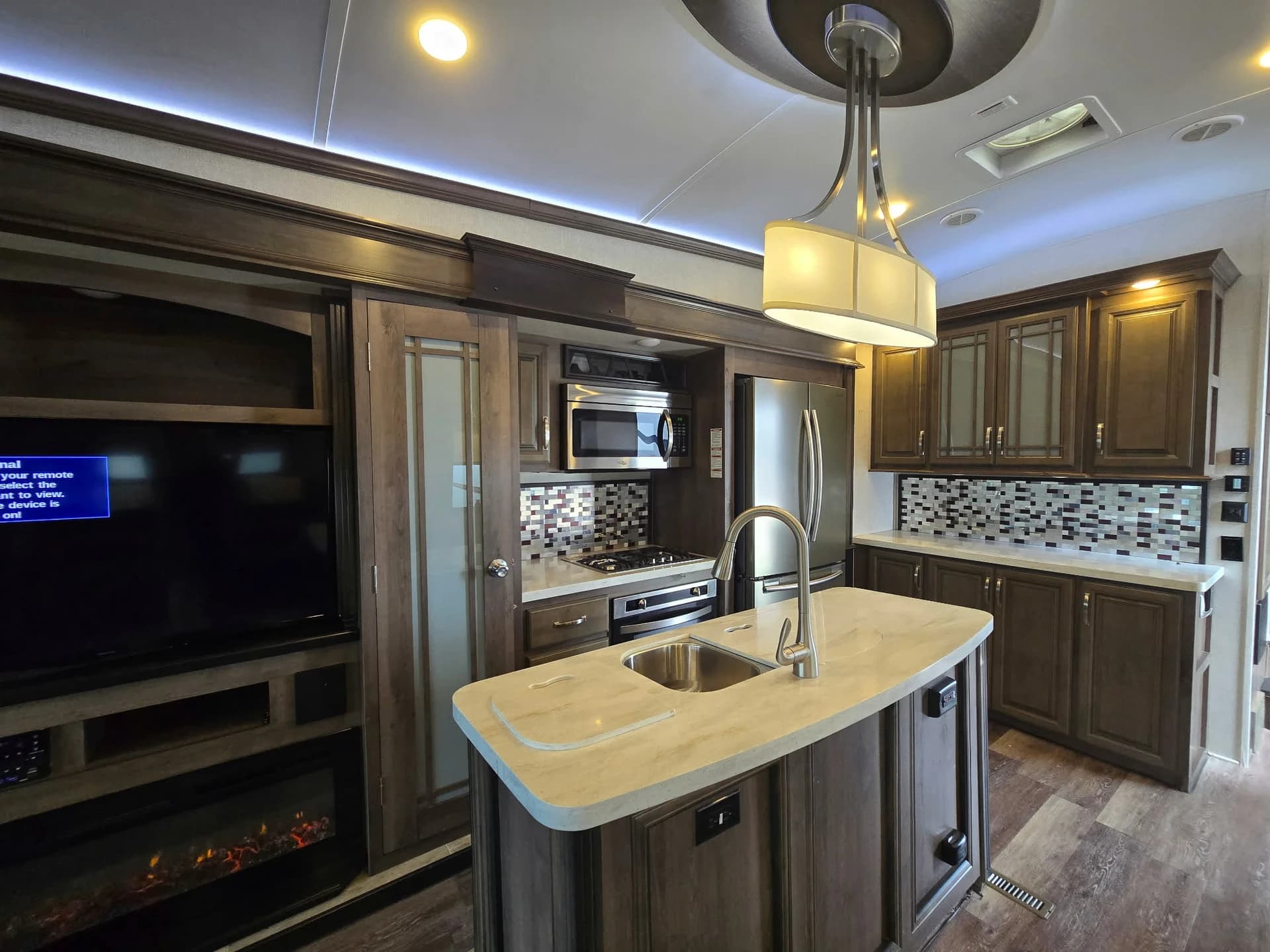 2018 Keystone Montana 3811MS — photo 8 of 16