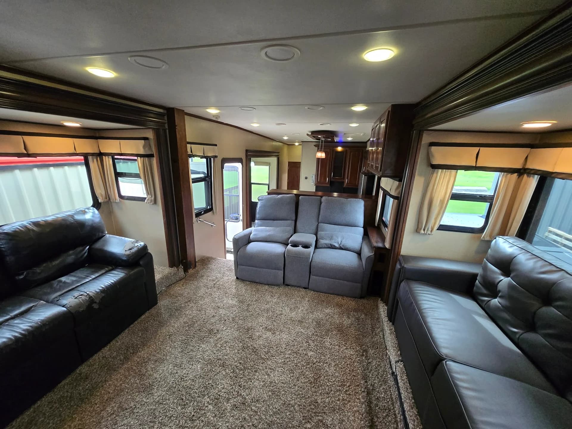 2016 Grand Design Solitude 379FL — photo 9 of 15
