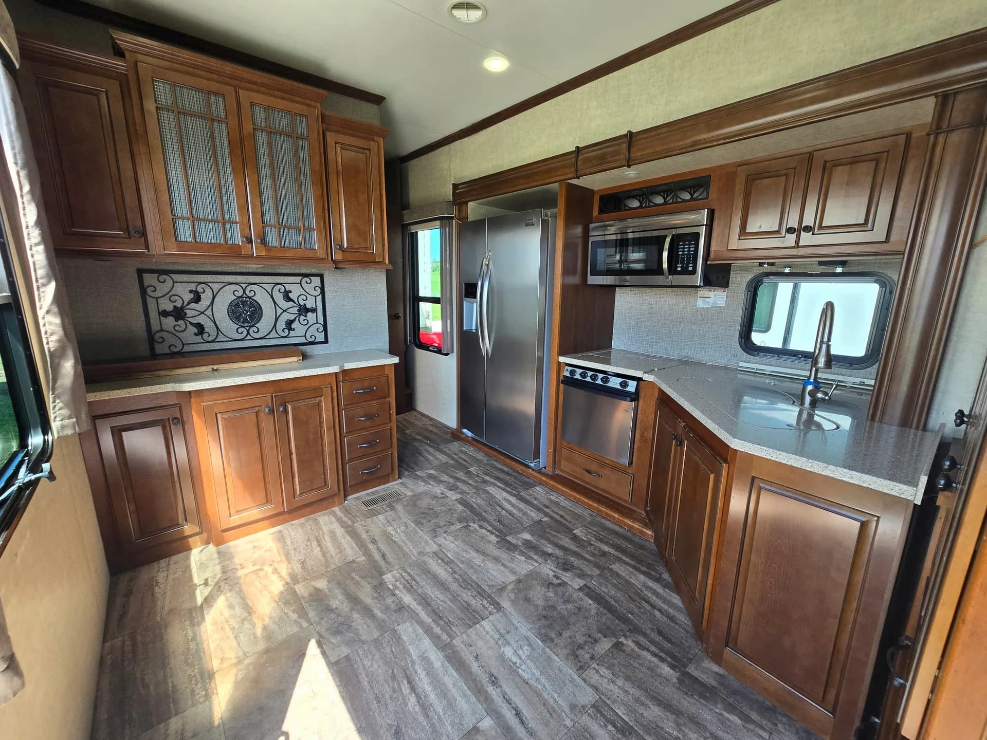 2015 Heartland BIGHORN 3750 — photo 8 of 16