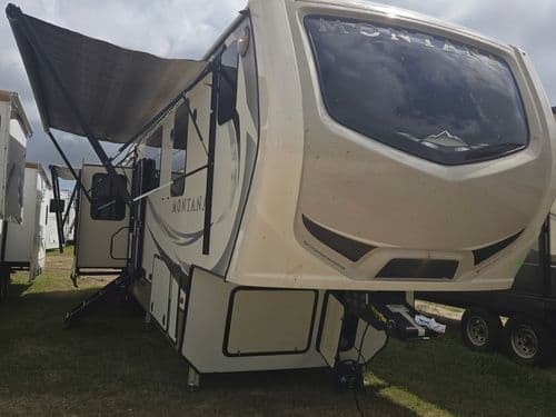 2018 Keystone Montana 3811MS hero