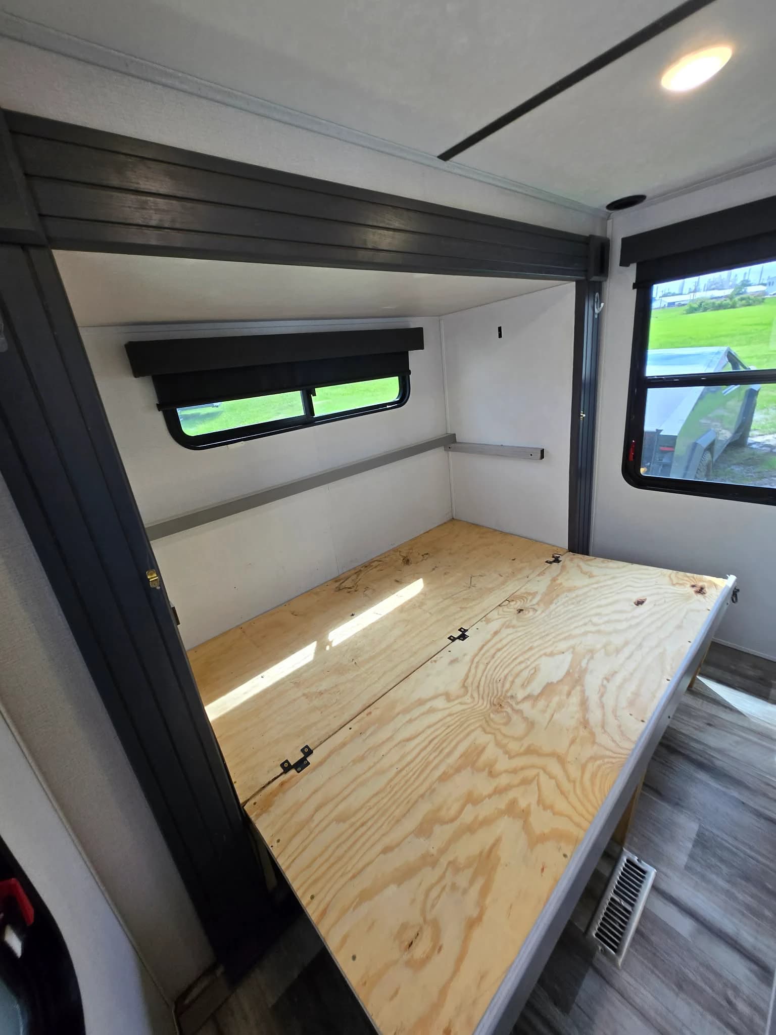 2020 Keystone Montana 335BH — photo 10 of 16