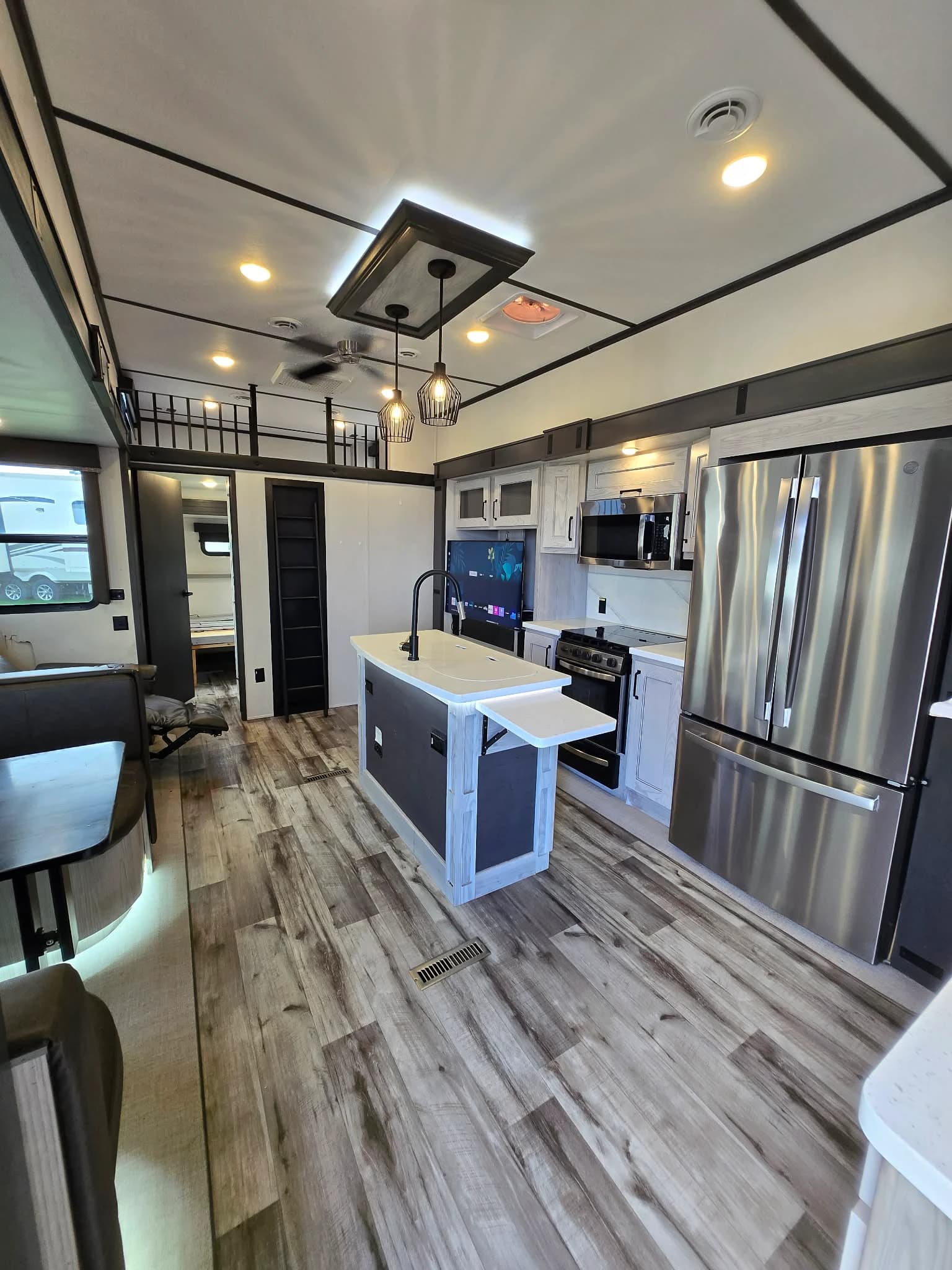 2020 Keystone Montana 335BH — photo 5 of 16