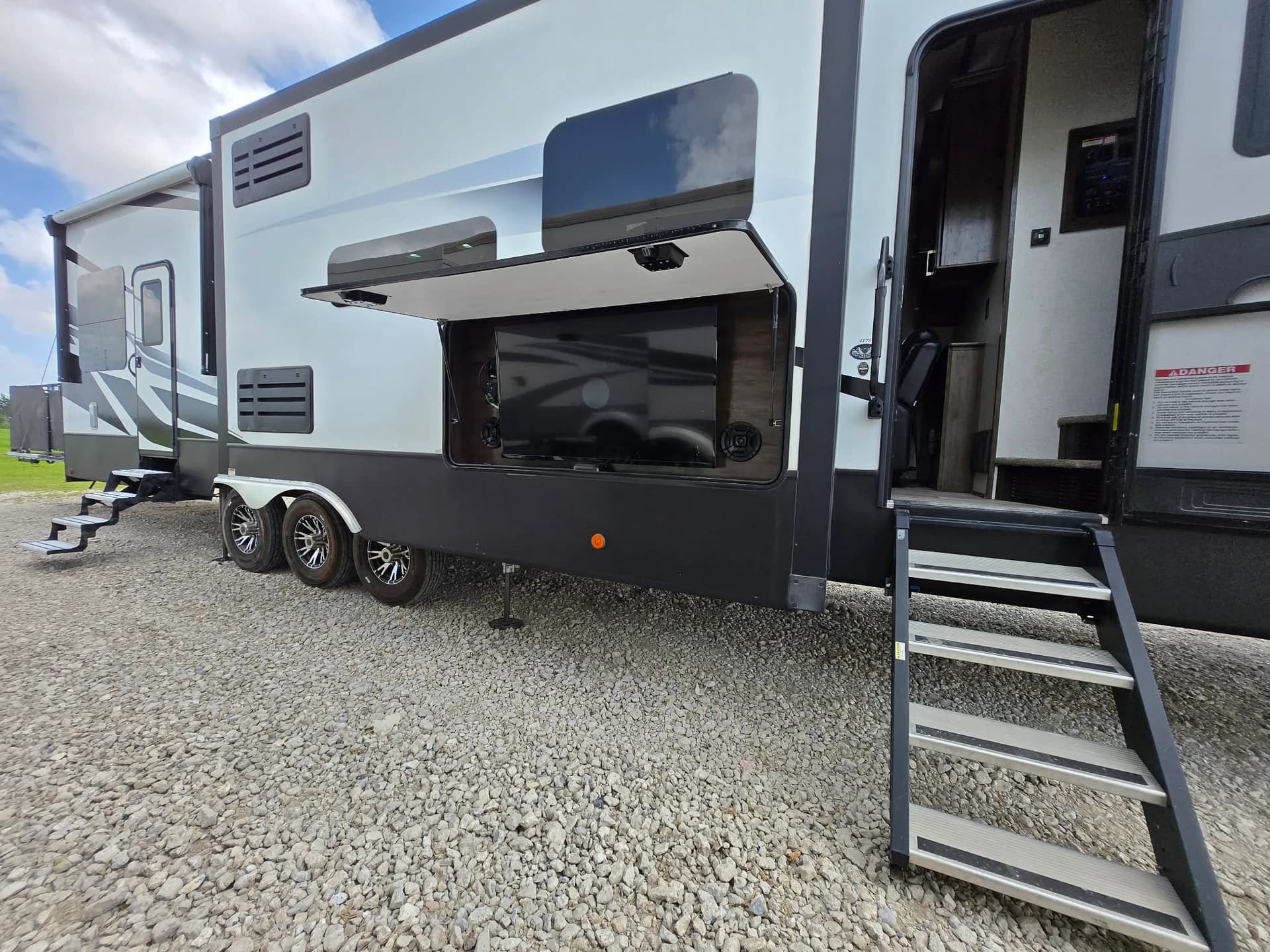 2021 Keystone Voltage 4175 — photo 4 of 15