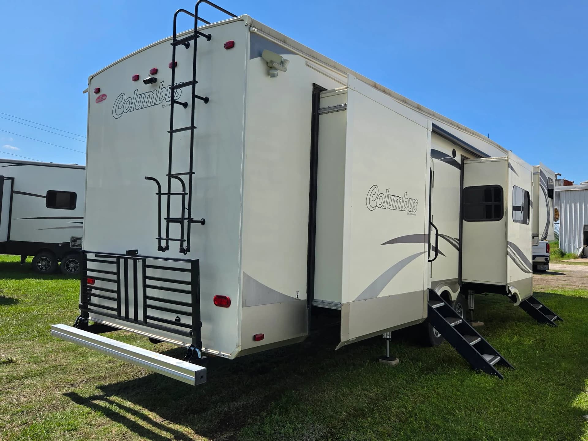 2017 Forest River Columbus F386fk — photo 3 of 15