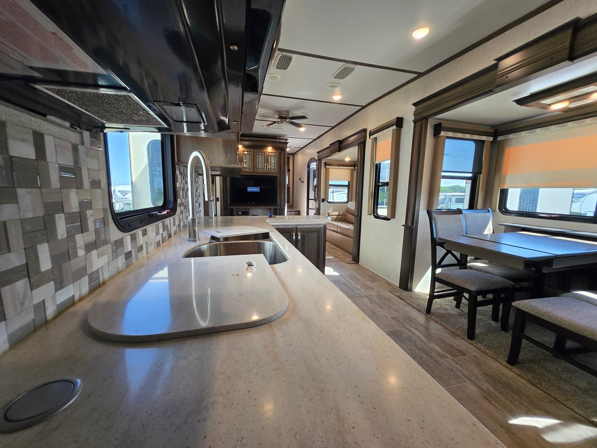 2019 Keystone Montana 3701LK — photo 7 of 14