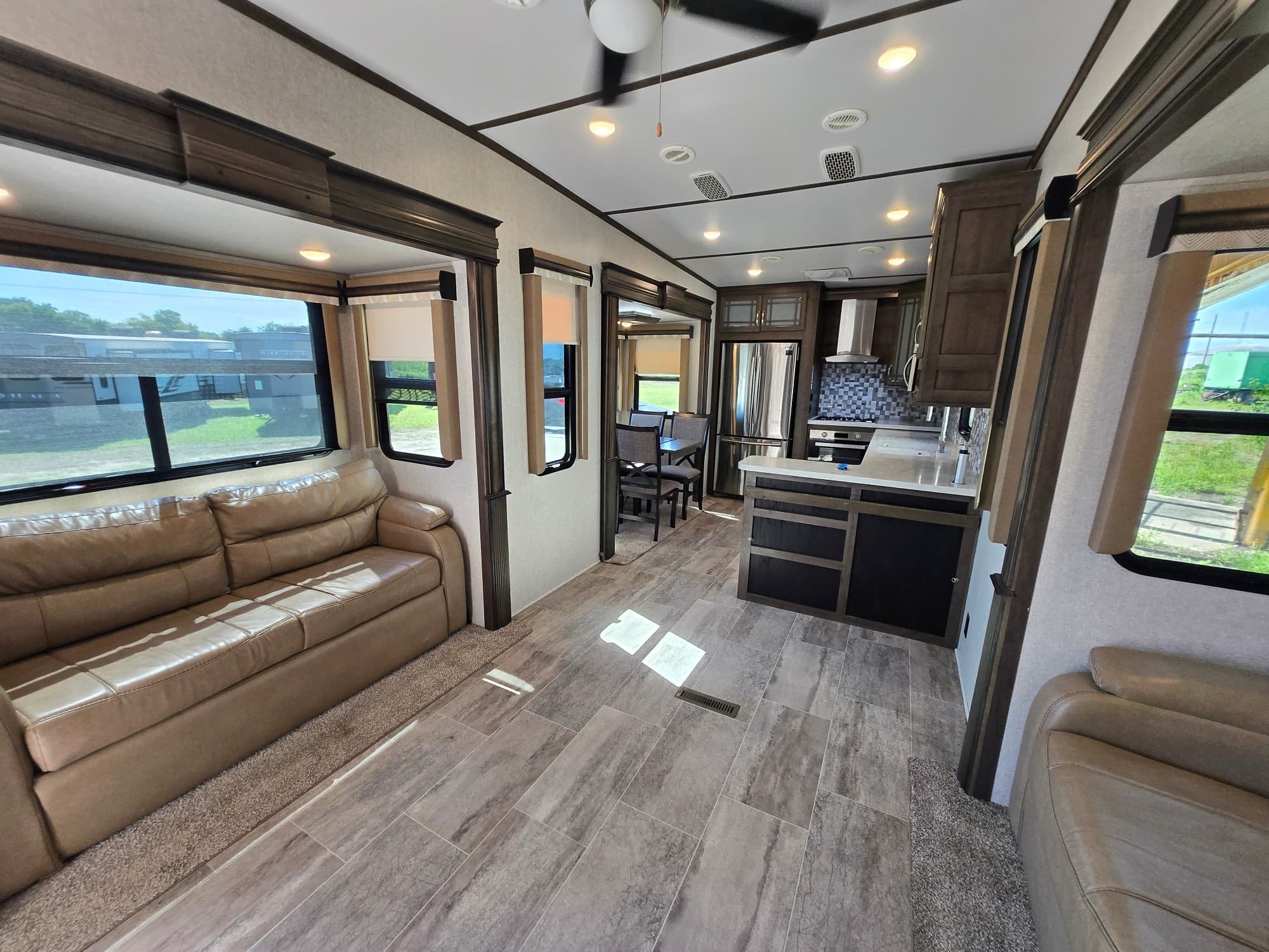 2019 Keystone Montana 3701LK — photo 6 of 14